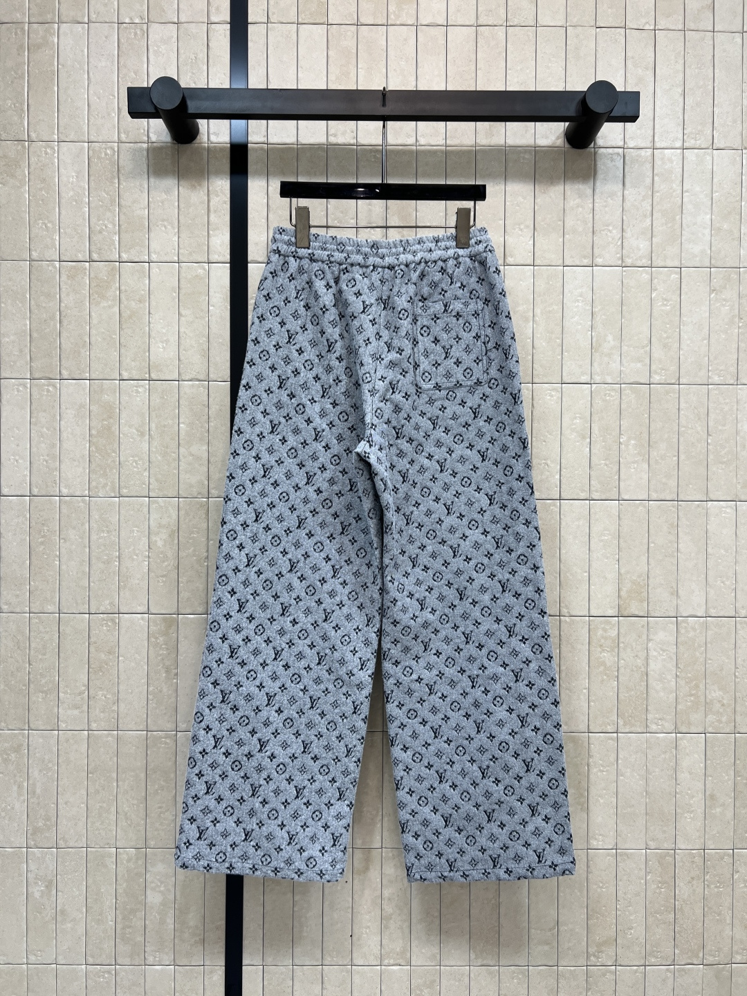 L家 25秋冬新款 老花提花阔腿休闲裤 经典老花图案+柔软面料 低调奢华感满满 宽松直筒版型 抽绳腰头 