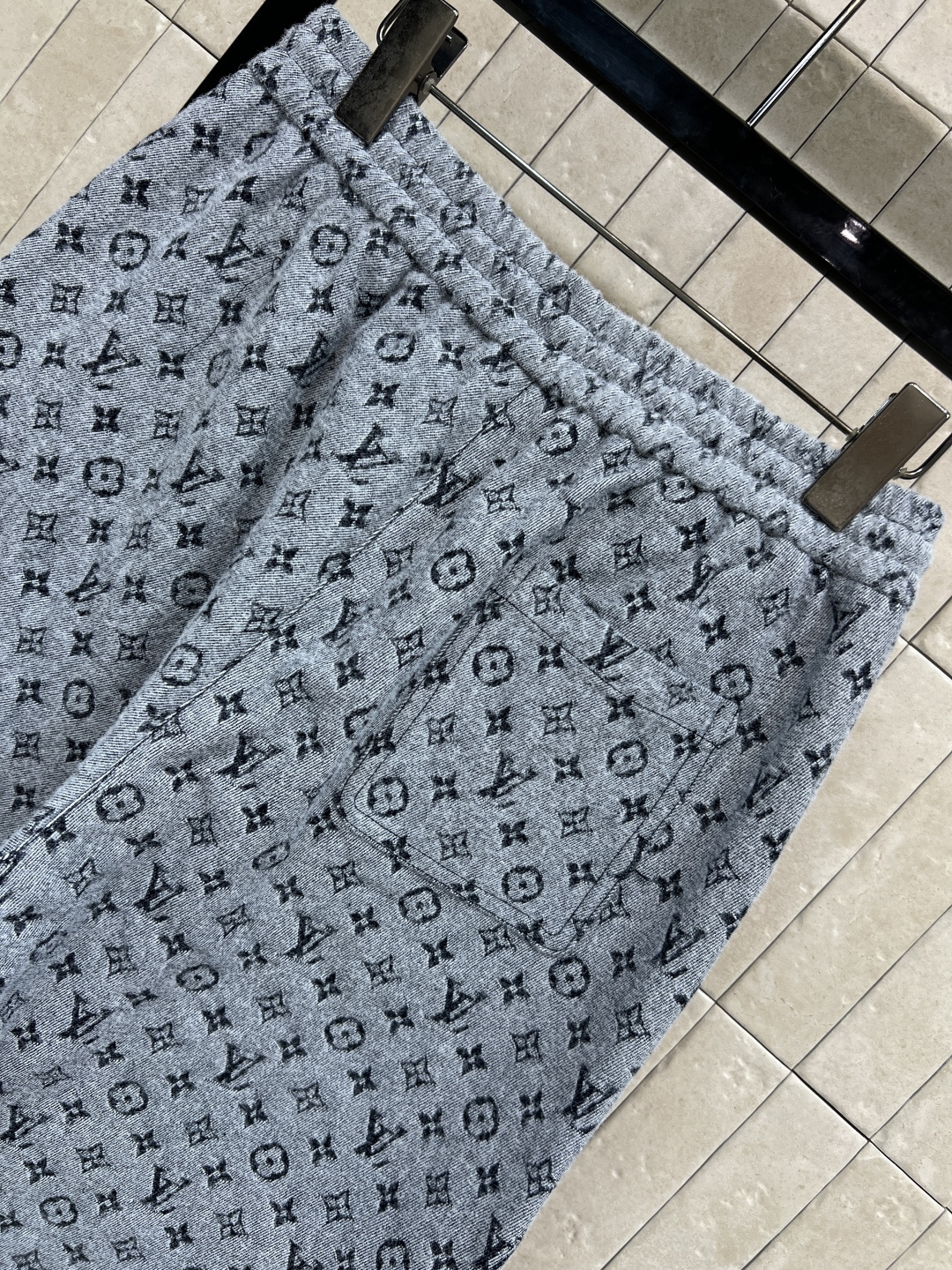 L家 25秋冬新款 老花提花阔腿休闲裤 经典老花图案+柔软面料 低调奢华感满满 宽松直筒版型 抽绳腰头 