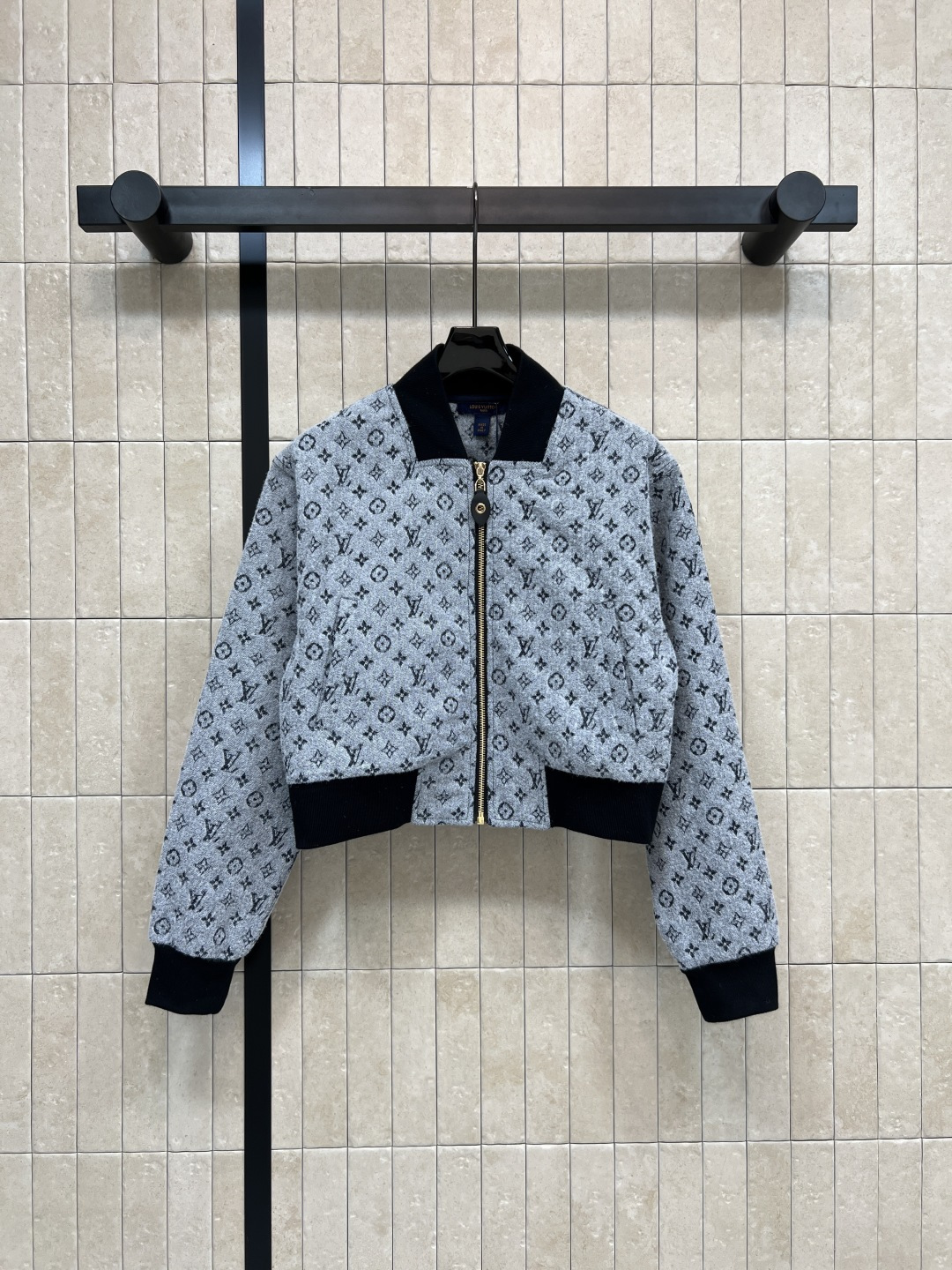L家 25秋冬新款 老花满印短款夹克 经典Monogram老花+针织领 细节满分！短款剪裁+黑色拼接袖口