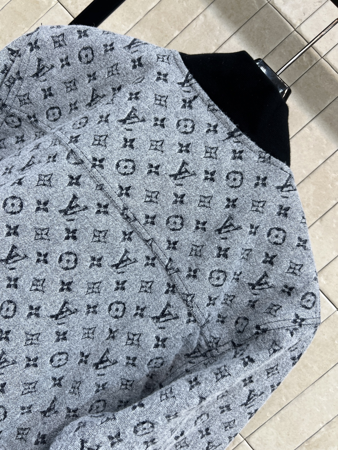 L家 25秋冬新款 老花满印短款夹克 经典Monogram老花+针织领 细节满分！短款剪裁+黑色拼接袖口