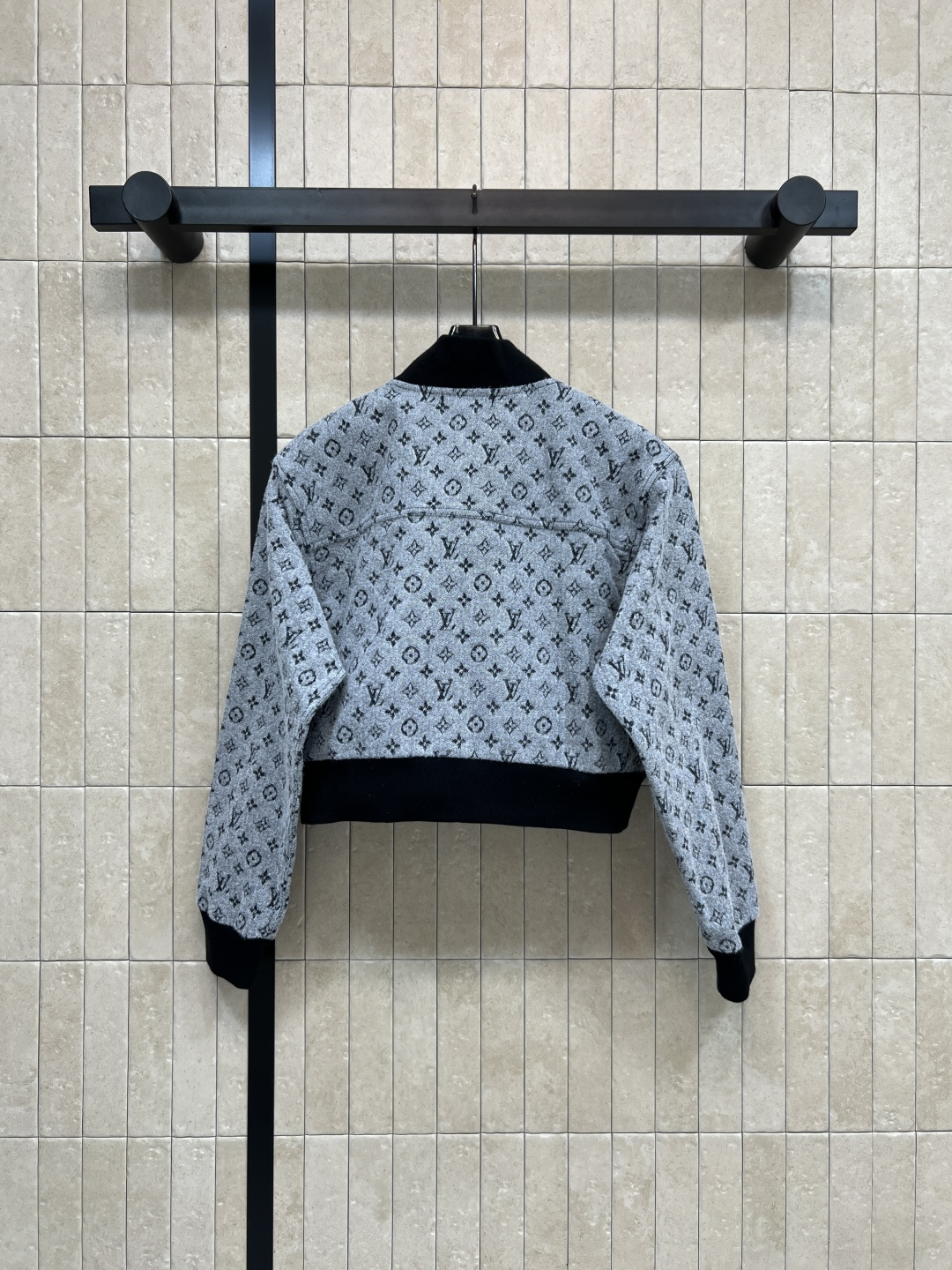 L家 25秋冬新款 老花满印短款夹克 经典Monogram老花+针织领 细节满分！短款剪裁+黑色拼接袖口