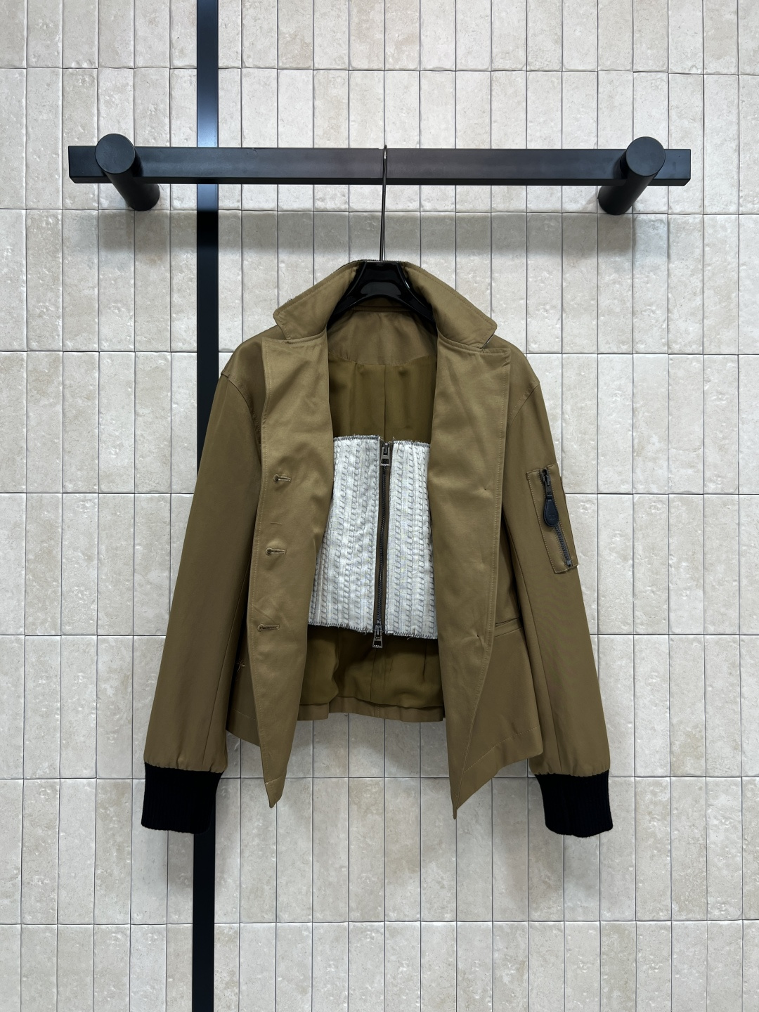 NO:565202,D's 25 new autumn and winter style stand-up collared waist work jacket with white woven collar + black threaded cuffs, full of layering, custom logo buttoned waist design, detachable waist design inside, classic embroidered bees embellishment, super stylish cuff work pockets, both functional and fashionable, full of details, can be easily managed for leisure or light business ~ perfect for spring and autumn, paired with high-waisted pants/skirts, smart and fashionable!  Two colors and four sizes S-M-L-XL,,dior,skirts,jackets & coats,jackets & coats,alexander wang19860909D家 25秋冬新款 立领束腰工装夹克外套 白色编织领口+黑色螺纹袖口 层次感满满 定制logo排扣收腰版型 里面可拆卸束腰设计 经典刺绣小蜜蜂点缀 袖口工装口袋超有型 兼具功能与时尚 细节感拉满 休闲or轻商务都能轻松驾驭~春秋季节穿超合适 搭配高腰裤/裙 干练又时髦！两色四码S-M-L-XL,,dior,skirts,jackets & coats,jackets & coats,alexander wang,Women's clothing