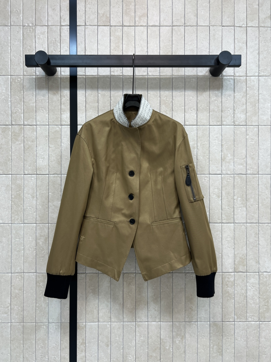 D家 25秋冬新款 立领束腰工装夹克外套 白色编织领口+黑色螺纹袖口 层次感满满 定制logo排扣收腰版