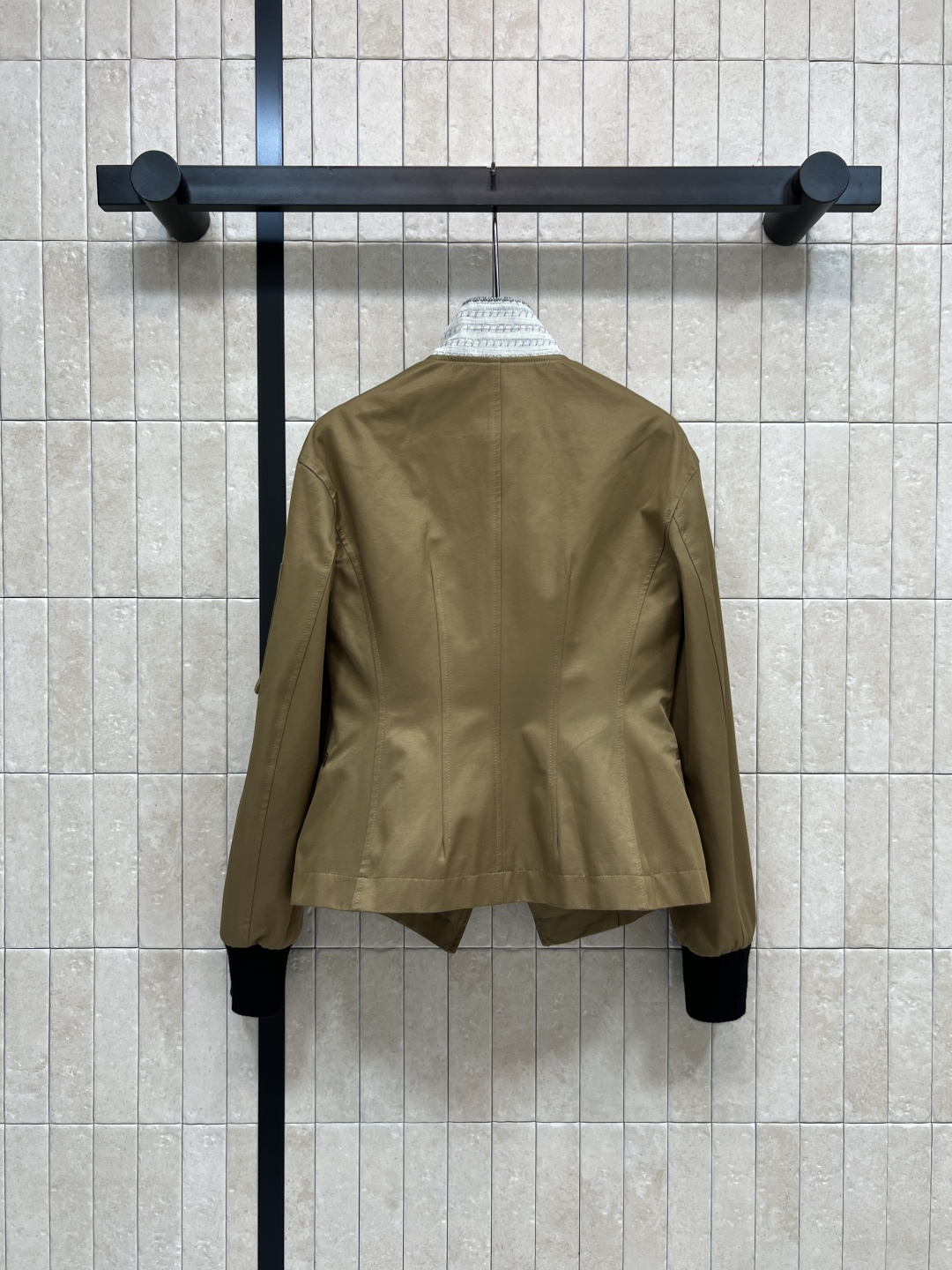 D家 25秋冬新款 立领束腰工装夹克外套 白色编织领口+黑色螺纹袖口 层次感满满 定制logo排扣收腰版