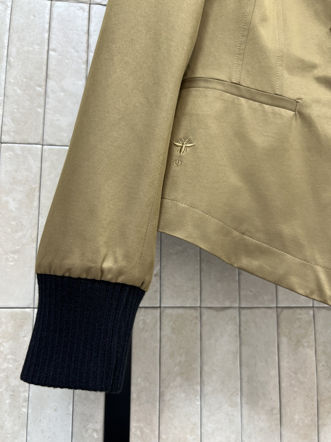 D家 25秋冬新款 立领束腰工装夹克外套 白色编织领口+黑色螺纹袖口 层次感满满 定制logo排扣收腰版