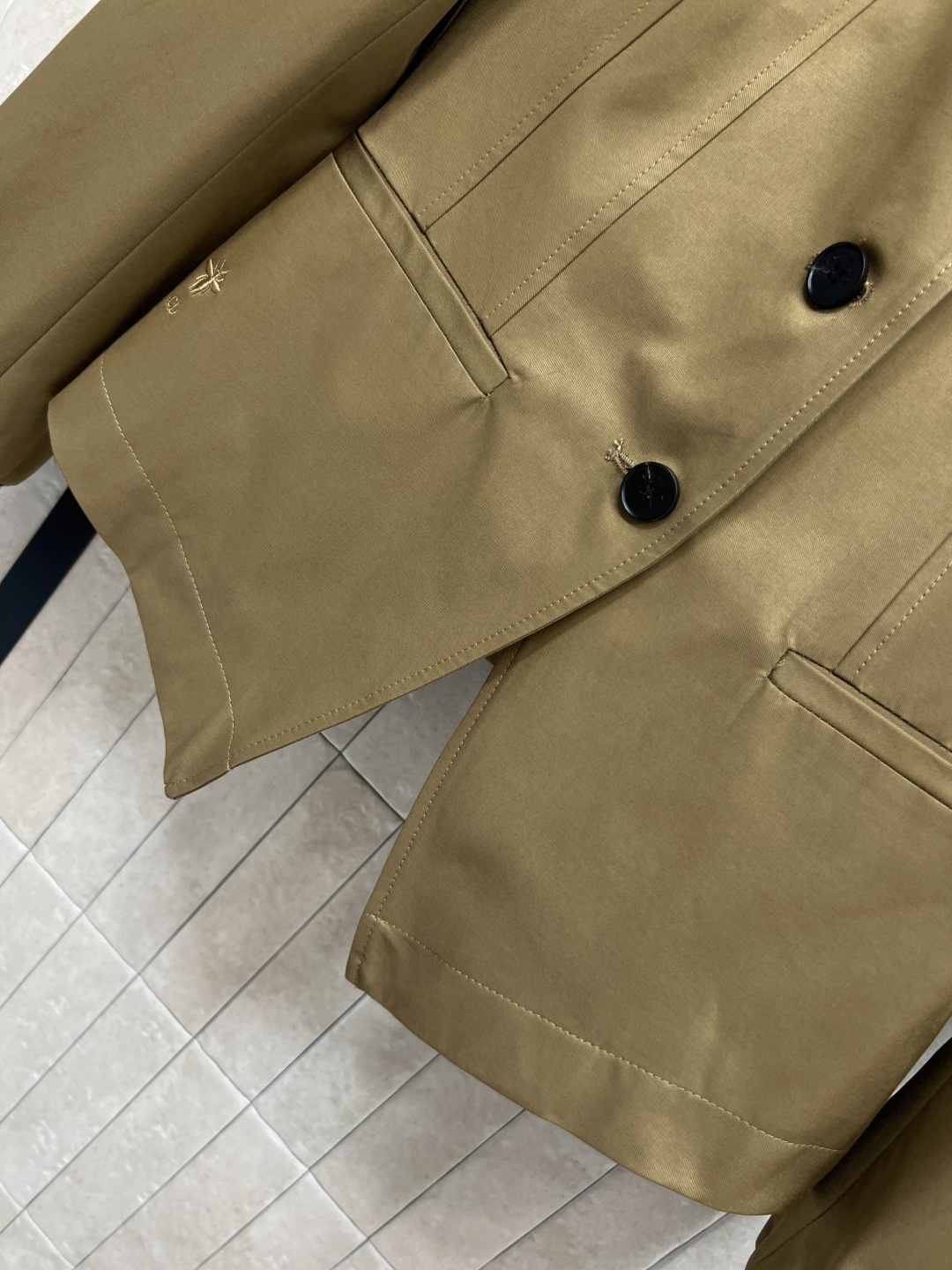 D家 25秋冬新款 立领束腰工装夹克外套 白色编织领口+黑色螺纹袖口 层次感满满 定制logo排扣收腰版