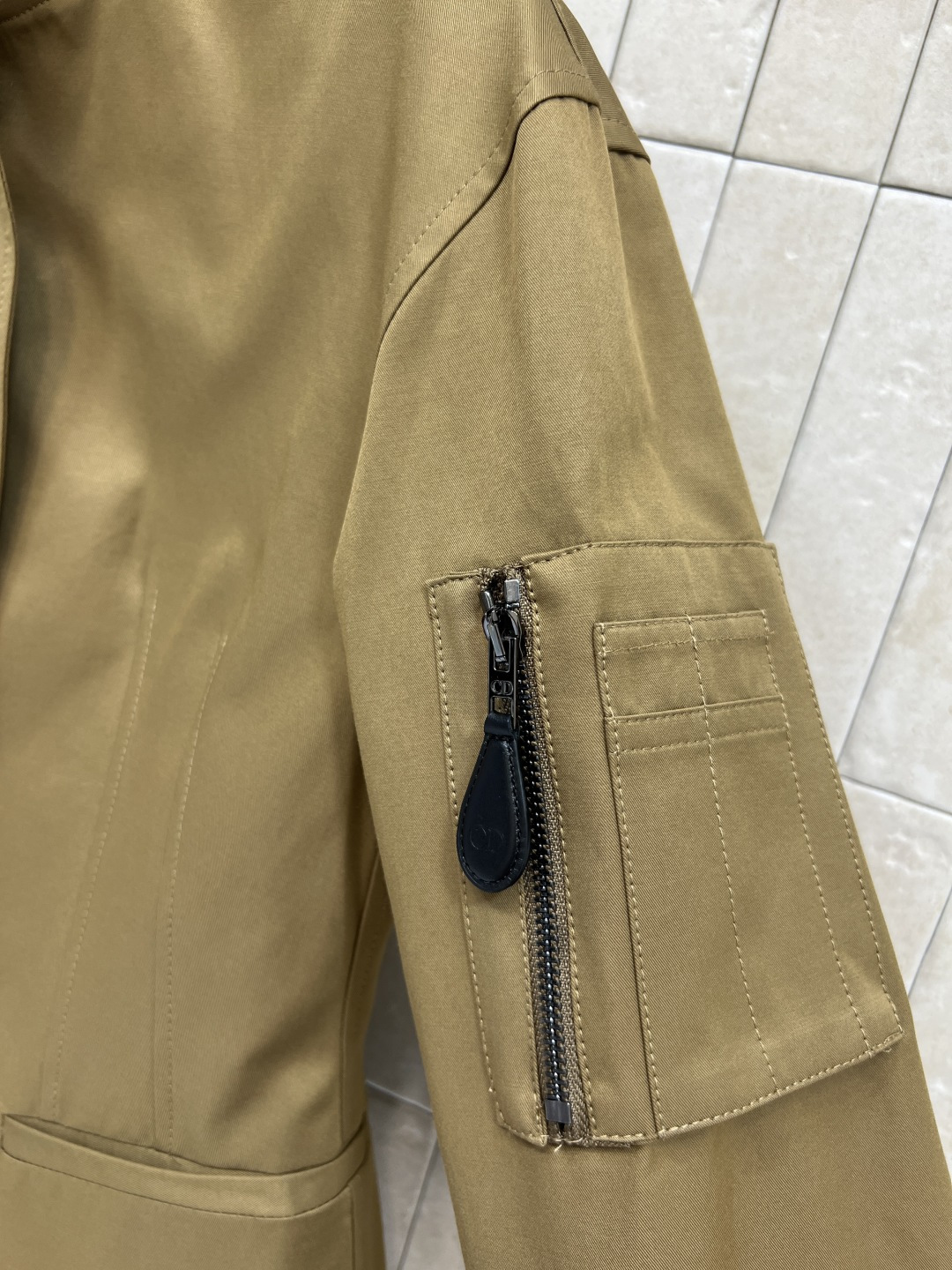 D家 25秋冬新款 立领束腰工装夹克外套 白色编织领口+黑色螺纹袖口 层次感满满 定制logo排扣收腰版