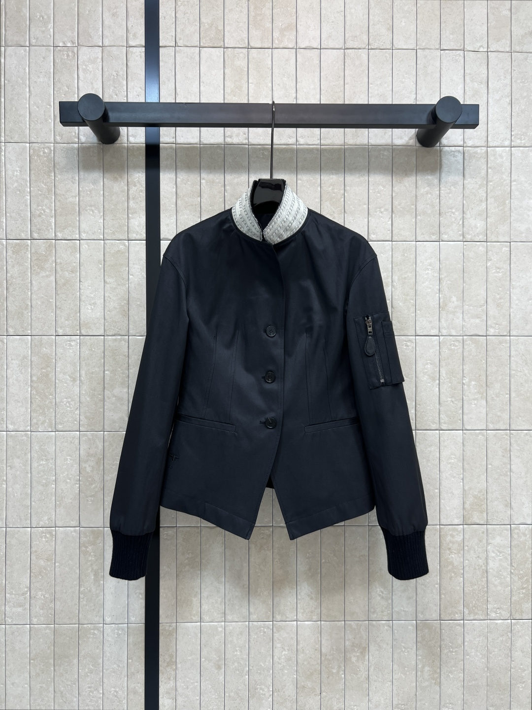 D家 25秋冬新款 立领束腰工装夹克外套 白色编织领口+黑色螺纹袖口 层次感满满 定制logo排扣收腰版