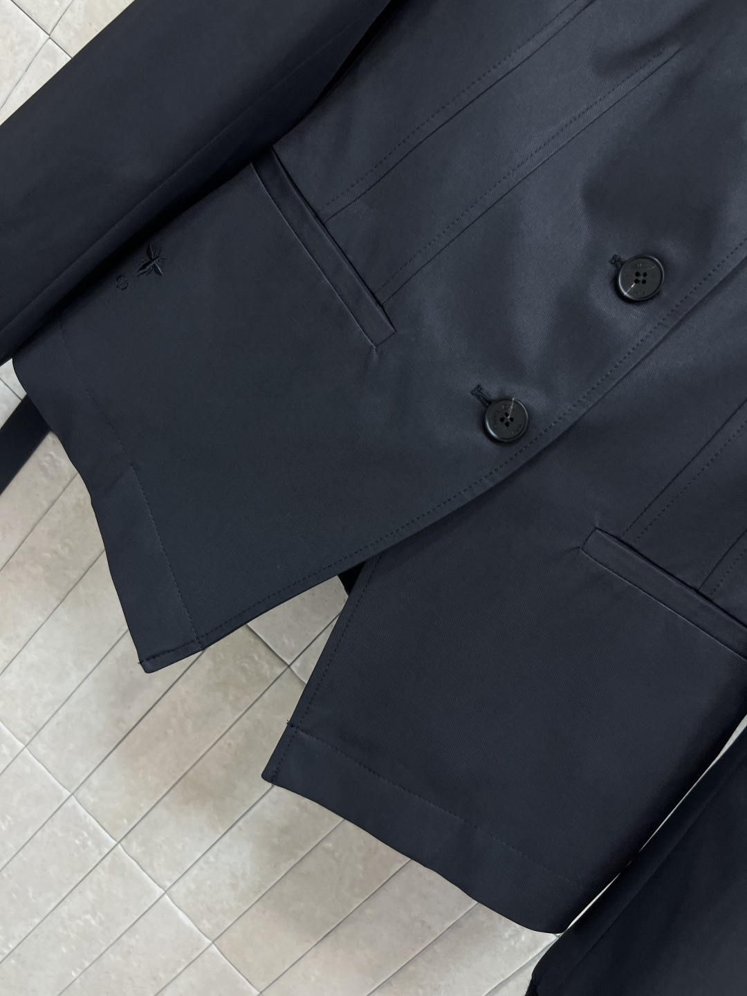 D家 25秋冬新款 立领束腰工装夹克外套 白色编织领口+黑色螺纹袖口 层次感满满 定制logo排扣收腰版