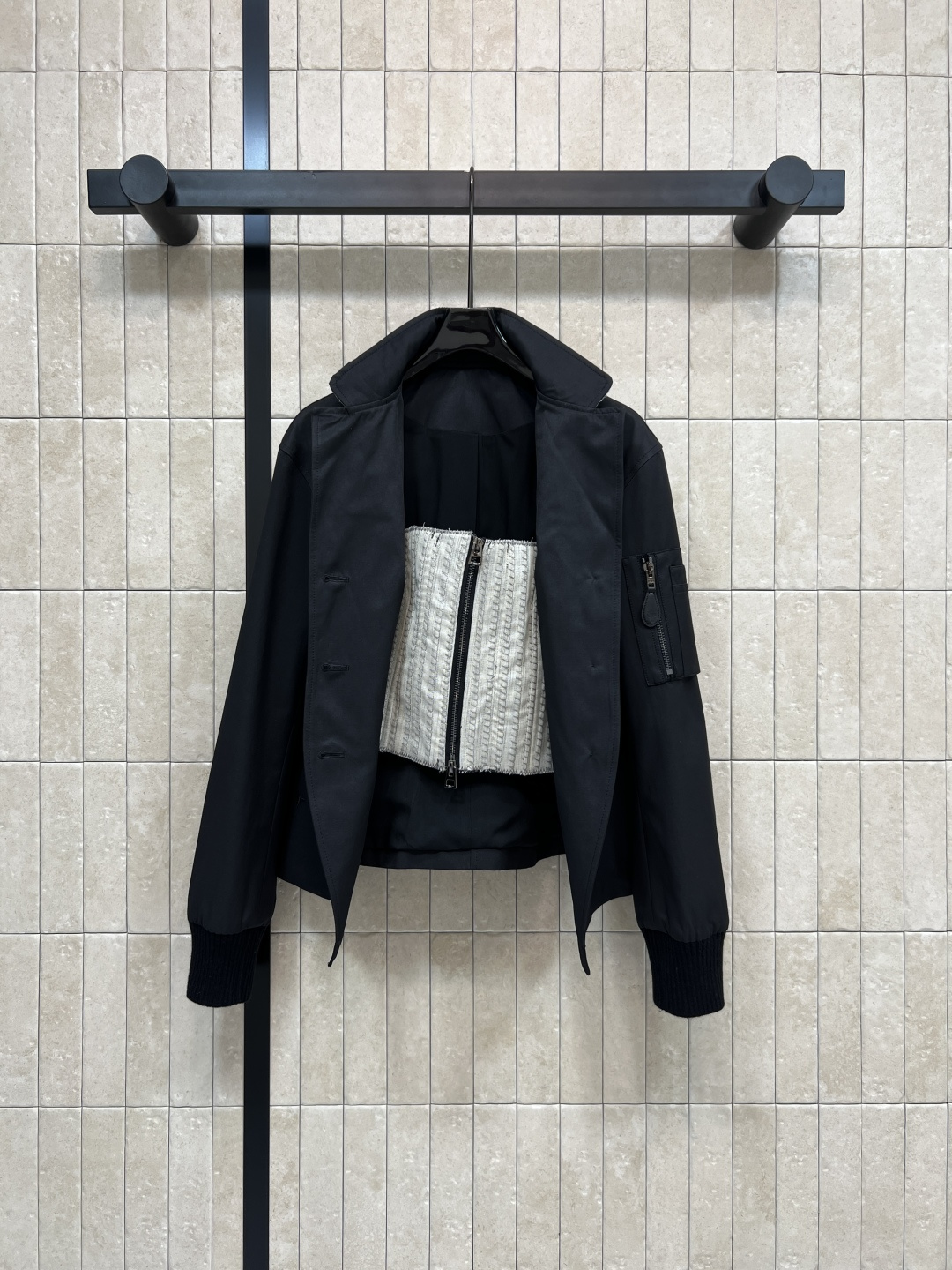 NO:565210,D's 25 new autumn and winter style stand-up collared waist work jacket with white woven collar + black threaded cuffs, full of layering, custom logo buttoned waist design, detachable waist design inside, classic embroidered bees embellishment, super stylish cuff work pockets, both functional and fashionable, full of details, can be easily managed for leisure or light business ~ perfect for spring and autumn, paired with high-waisted pants/skirts, smart and fashionable!  Two colors and four sizes S-M-L-XL,,dior,skirts,jackets & coats,jackets & coats,alexander wang19860909D家 25秋冬新款 立领束腰工装夹克外套 白色编织领口+黑色螺纹袖口 层次感满满 定制logo排扣收腰版型 里面可拆卸束腰设计 经典刺绣小蜜蜂点缀 袖口工装口袋超有型 兼具功能与时尚 细节感拉满 休闲or轻商务都能轻松驾驭~春秋季节穿超合适 搭配高腰裤/裙 干练又时髦！两色四码S-M-L-XL,,dior,skirts,jackets & coats,jackets & coats,alexander wang,Women's clothing