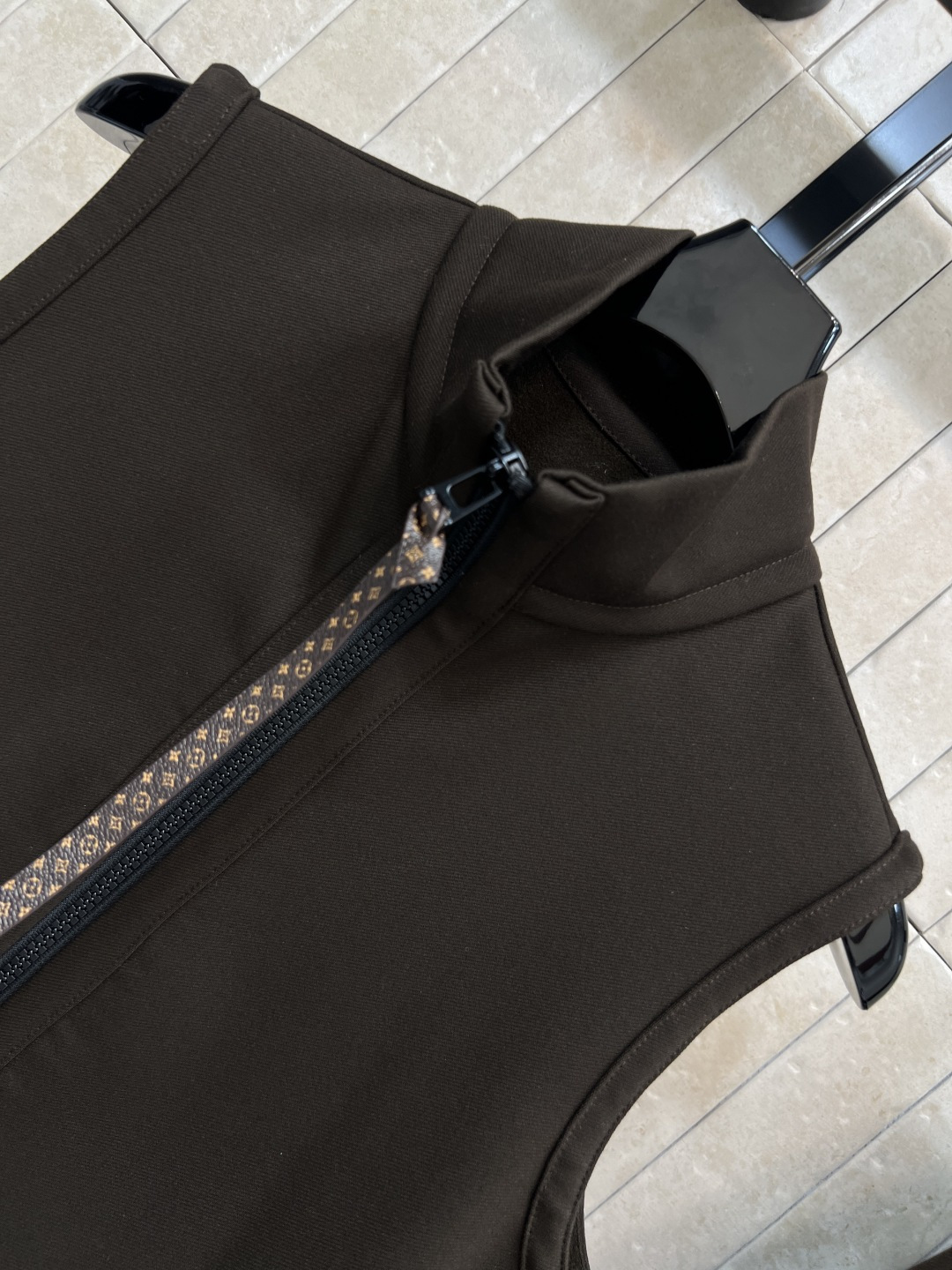 L家 25秋冬新款 时髦马甲套装 立领无袖拉链上衣+高腰微喇裤 老花皮皮绳拉链装饰+下摆老花拼接 经典的