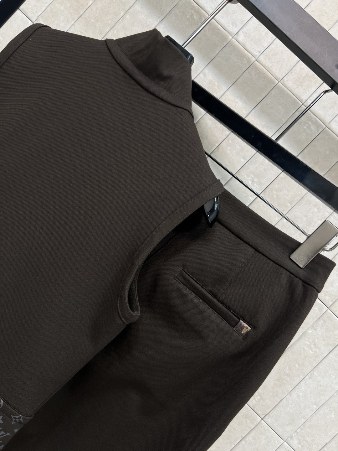 L家 25秋冬新款 时髦马甲套装 立领无袖拉链上衣+高腰微喇裤 老花皮皮绳拉链装饰+下摆老花拼接 经典的