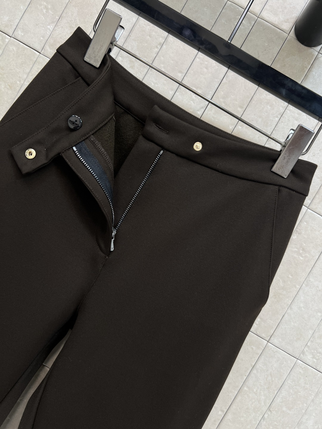 L家 25秋冬新款 时髦马甲套装 立领无袖拉链上衣+高腰微喇裤 老花皮皮绳拉链装饰+下摆老花拼接 经典的