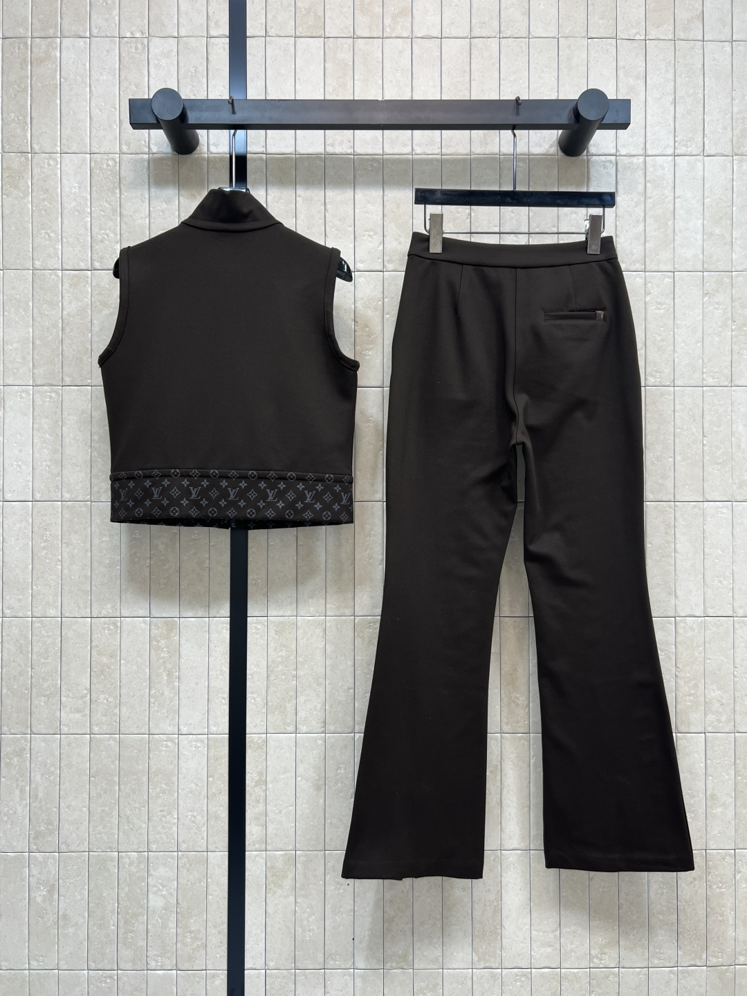 L家 25秋冬新款 时髦马甲套装 立领无袖拉链上衣+高腰微喇裤 老花皮皮绳拉链装饰+下摆老花拼接 经典的