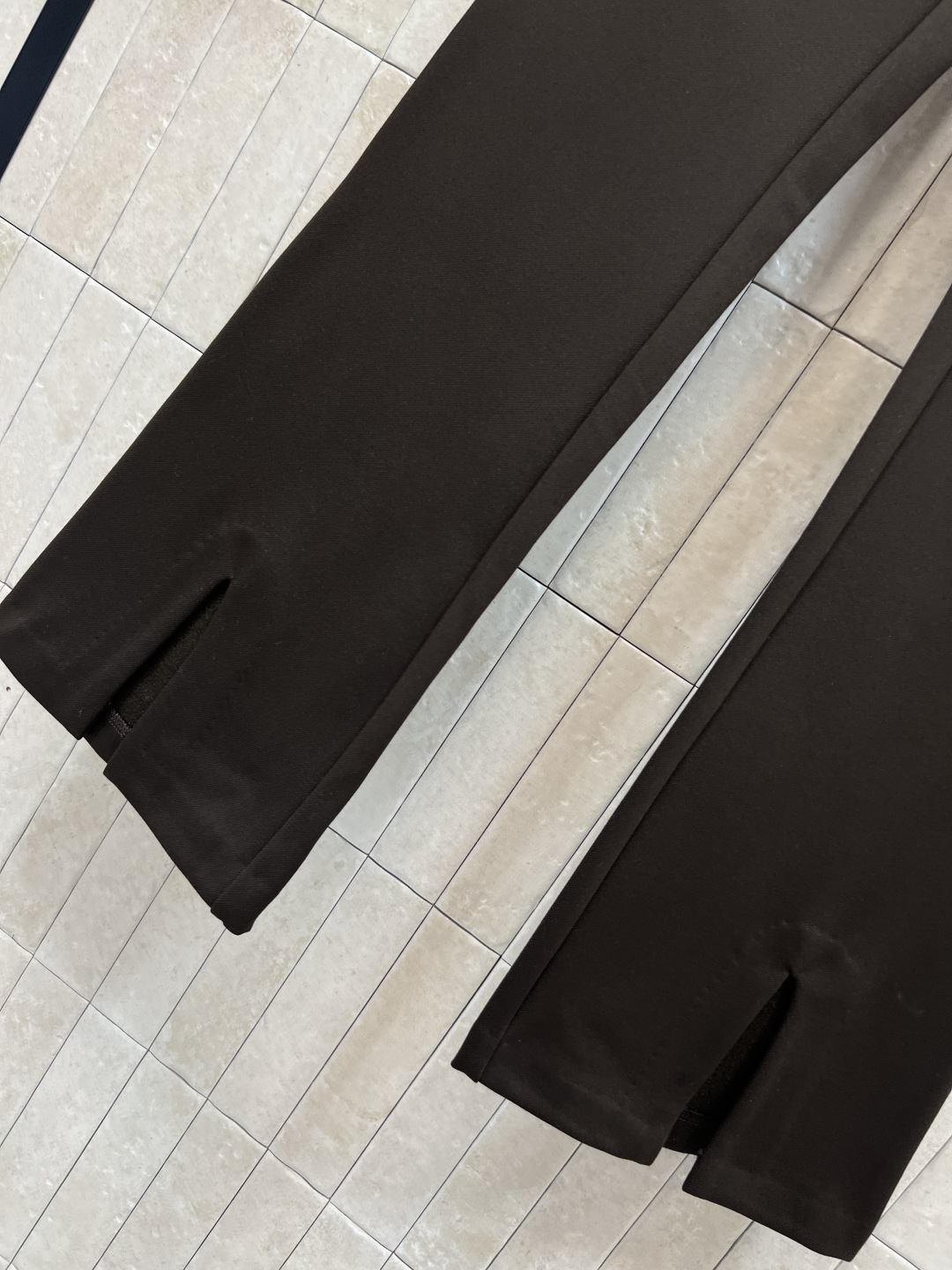 L家 25秋冬新款 时髦马甲套装 立领无袖拉链上衣+高腰微喇裤 老花皮皮绳拉链装饰+下摆老花拼接 经典的