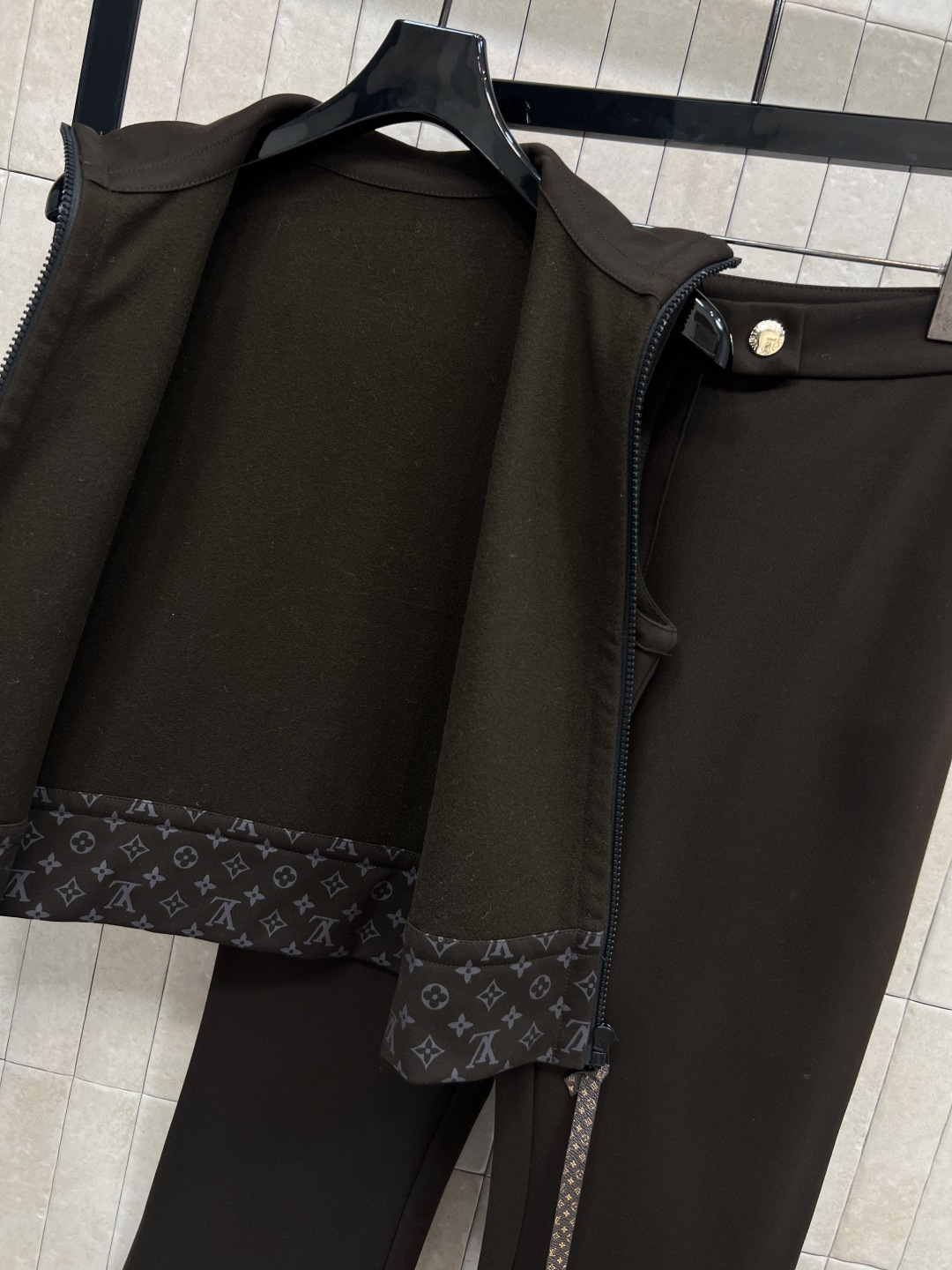 L家 25秋冬新款 时髦马甲套装 立领无袖拉链上衣+高腰微喇裤 老花皮皮绳拉链装饰+下摆老花拼接 经典的