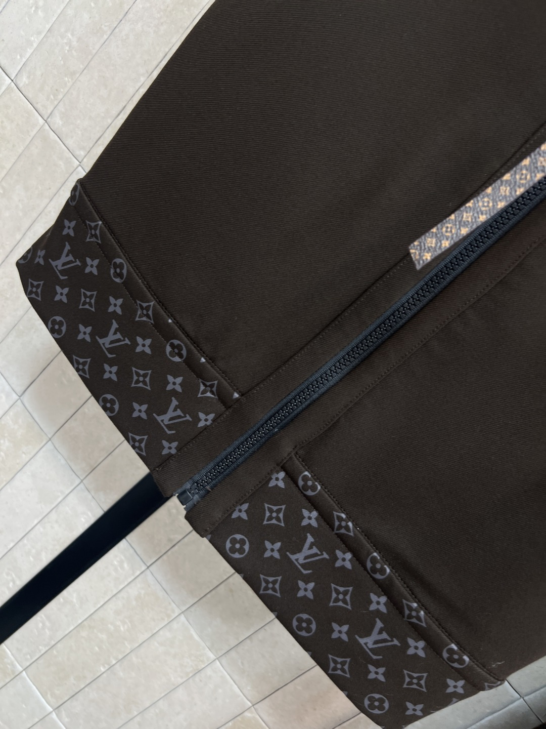 L家 25秋冬新款 时髦马甲套装 立领无袖拉链上衣+高腰微喇裤 老花皮皮绳拉链装饰+下摆老花拼接 经典的