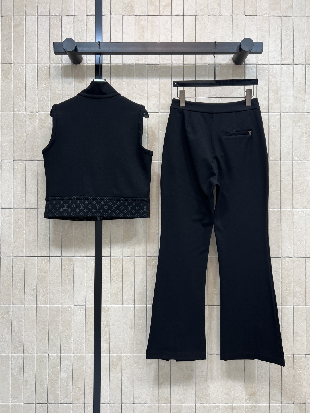 L家 25秋冬新款 时髦马甲套装 立领无袖拉链上衣+高腰微喇裤 老花皮皮绳拉链装饰+下摆老花拼接 经典的