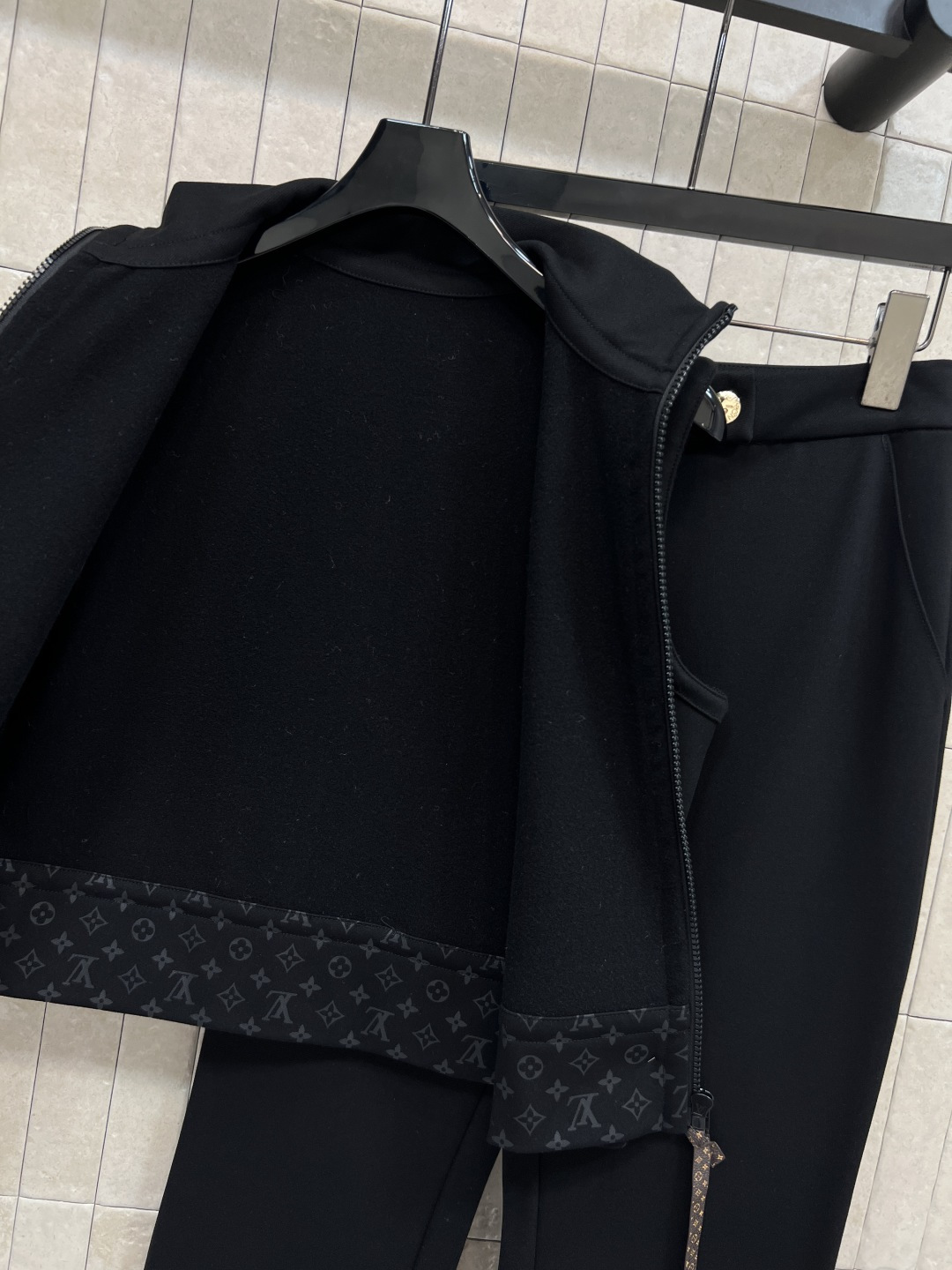 L家 25秋冬新款 时髦马甲套装 立领无袖拉链上衣+高腰微喇裤 老花皮皮绳拉链装饰+下摆老花拼接 经典的