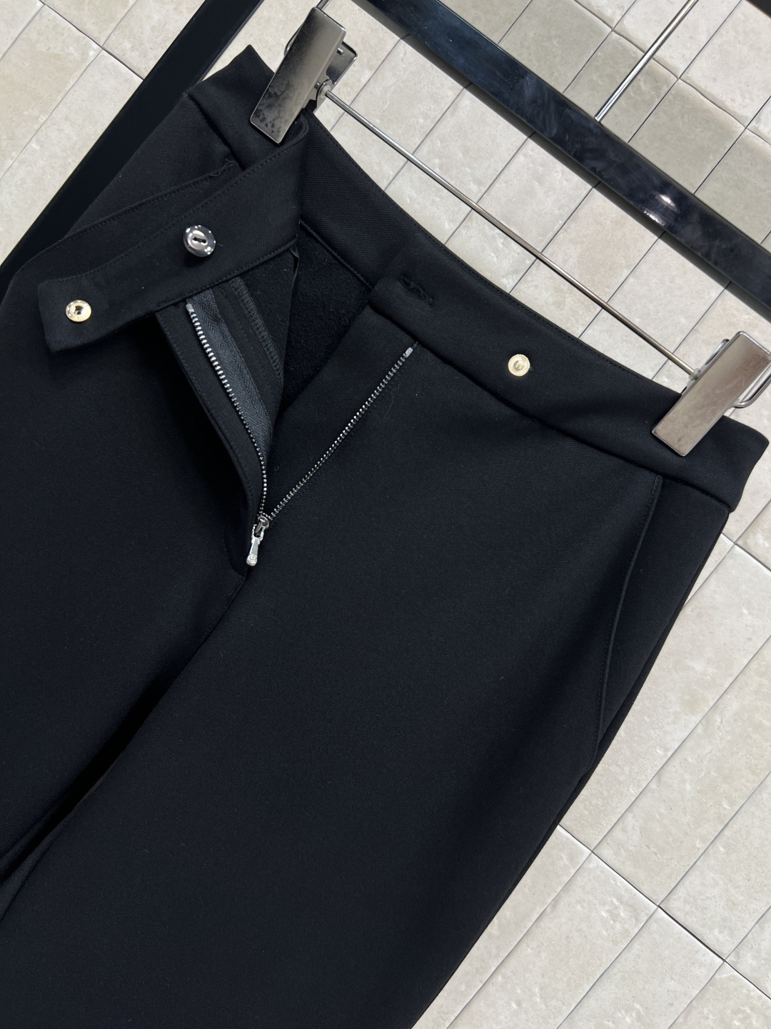 L家 25秋冬新款 时髦马甲套装 立领无袖拉链上衣+高腰微喇裤 老花皮皮绳拉链装饰+下摆老花拼接 经典的