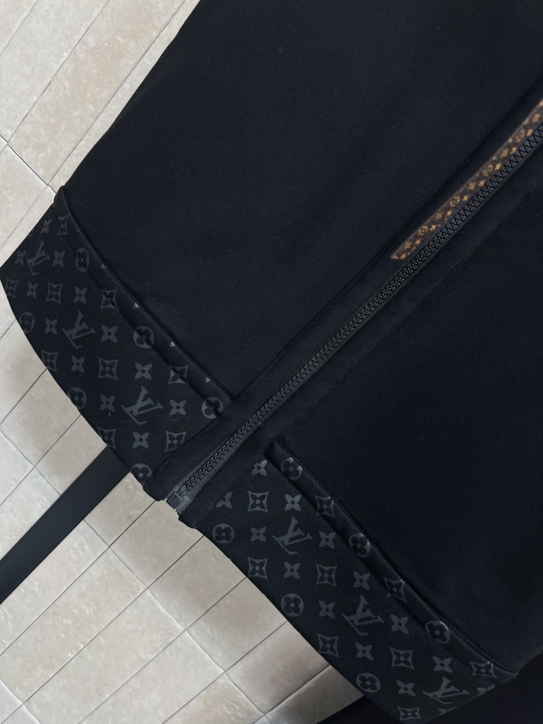 L家 25秋冬新款 时髦马甲套装 立领无袖拉链上衣+高腰微喇裤 老花皮皮绳拉链装饰+下摆老花拼接 经典的