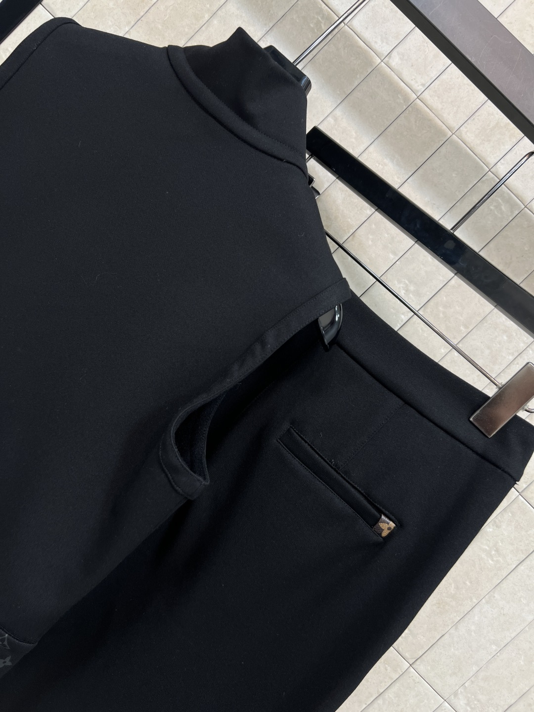 L家 25秋冬新款 时髦马甲套装 立领无袖拉链上衣+高腰微喇裤 老花皮皮绳拉链装饰+下摆老花拼接 经典的