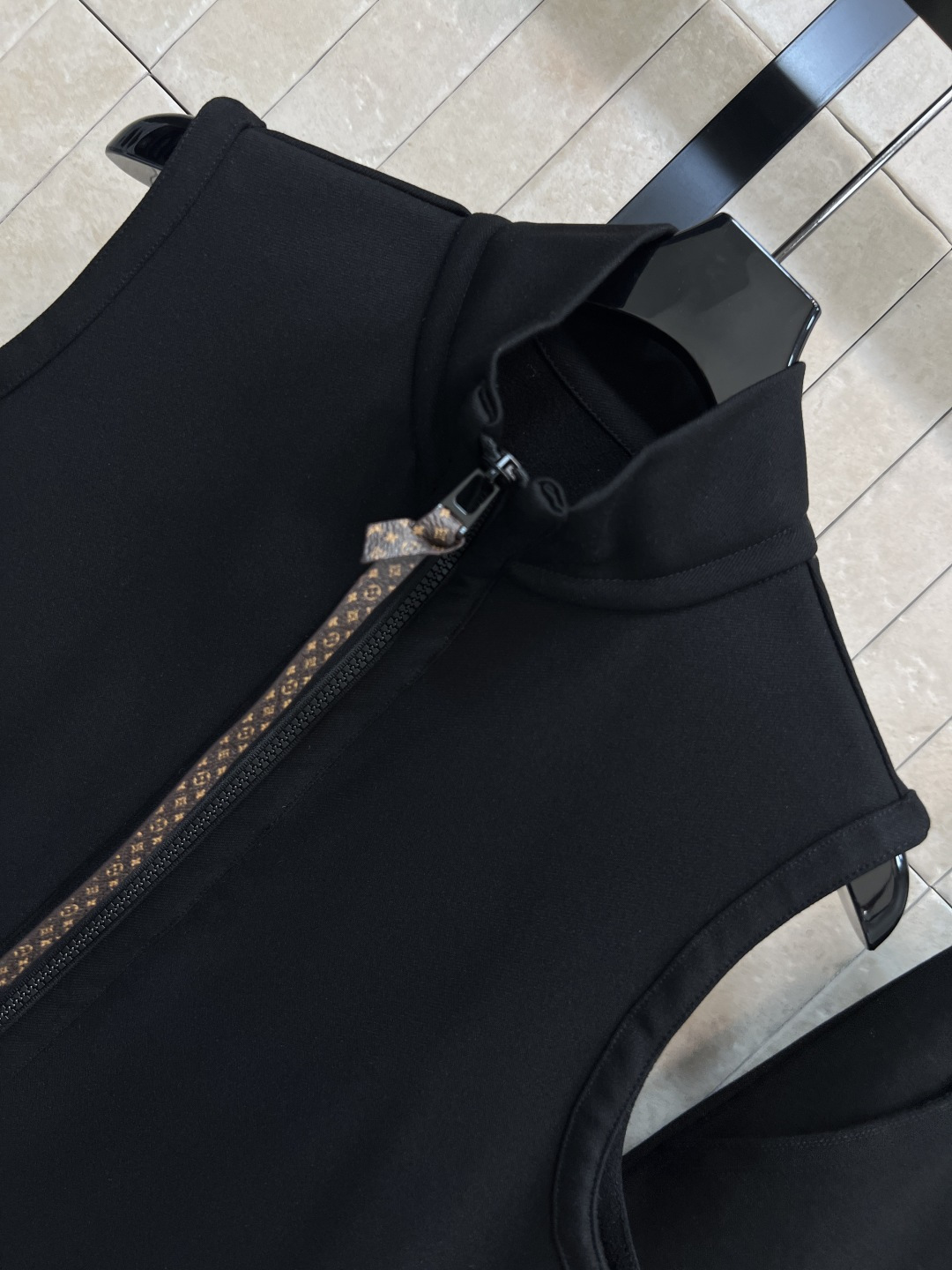 L家 25秋冬新款 时髦马甲套装 立领无袖拉链上衣+高腰微喇裤 老花皮皮绳拉链装饰+下摆老花拼接 经典的