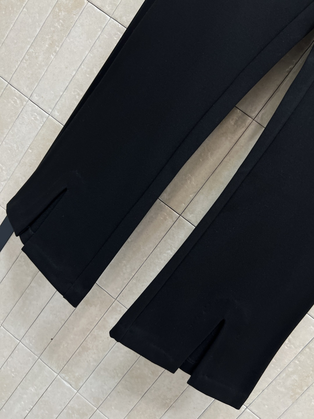 L家 25秋冬新款 时髦马甲套装 立领无袖拉链上衣+高腰微喇裤 老花皮皮绳拉链装饰+下摆老花拼接 经典的