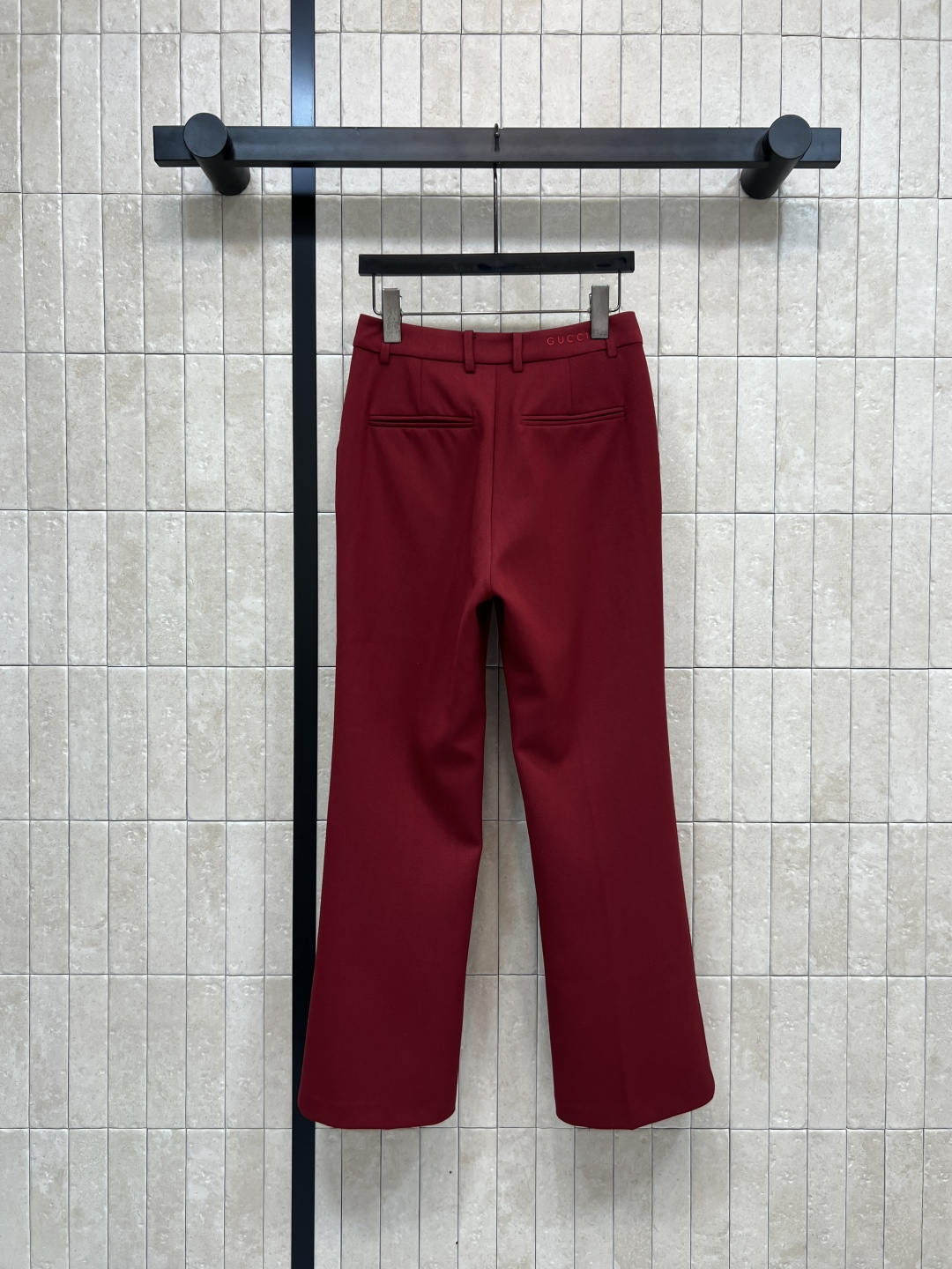 G家 25秋冬新款 复古红微喇叭西装裤 定制复古红面料 垂坠感满分 简约又高级！高腰搭扣+双后袋设计 细