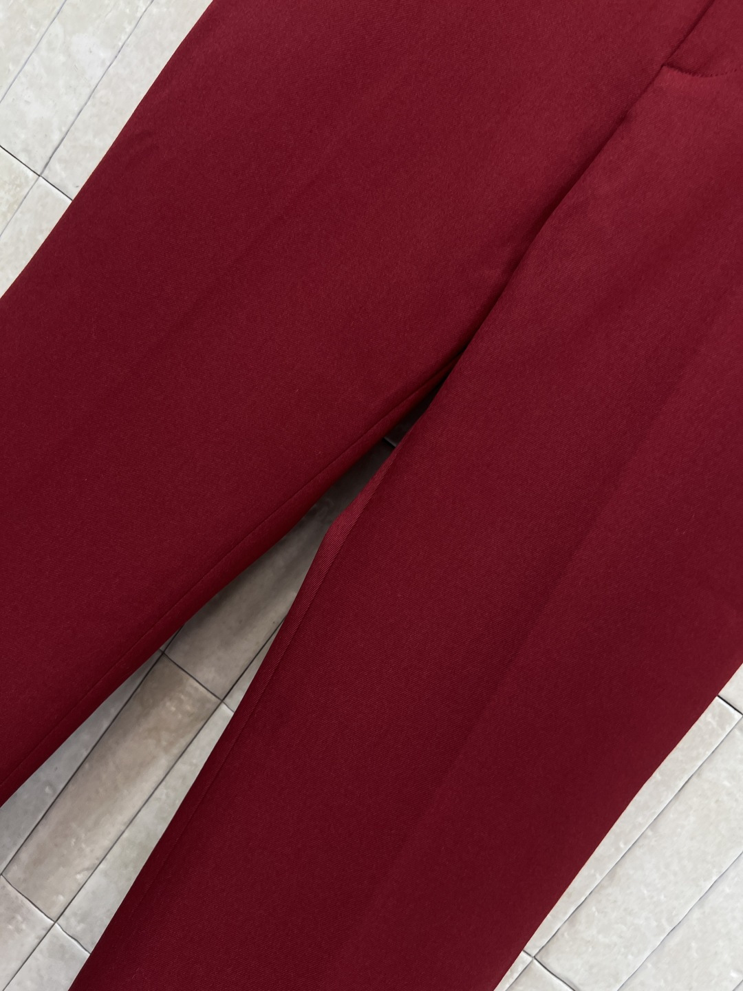 G家 25秋冬新款 复古红微喇叭西装裤 定制复古红面料 垂坠感满分 简约又高级！高腰搭扣+双后袋设计 细