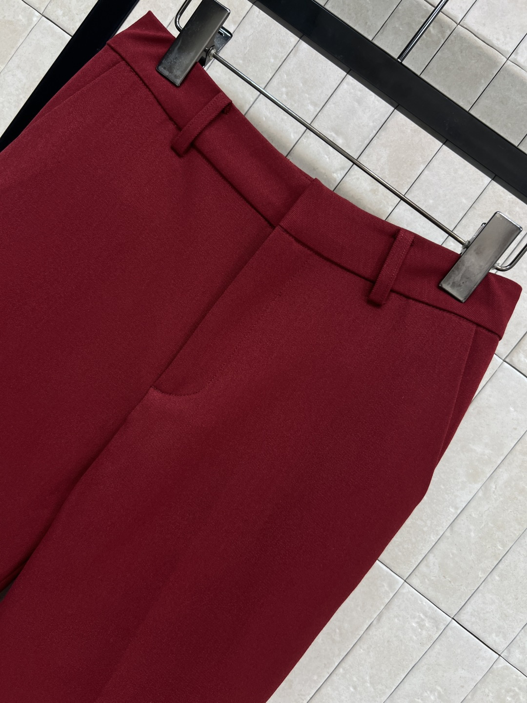 G家 25秋冬新款 复古红微喇叭西装裤 定制复古红面料 垂坠感满分 简约又高级！高腰搭扣+双后袋设计 细
