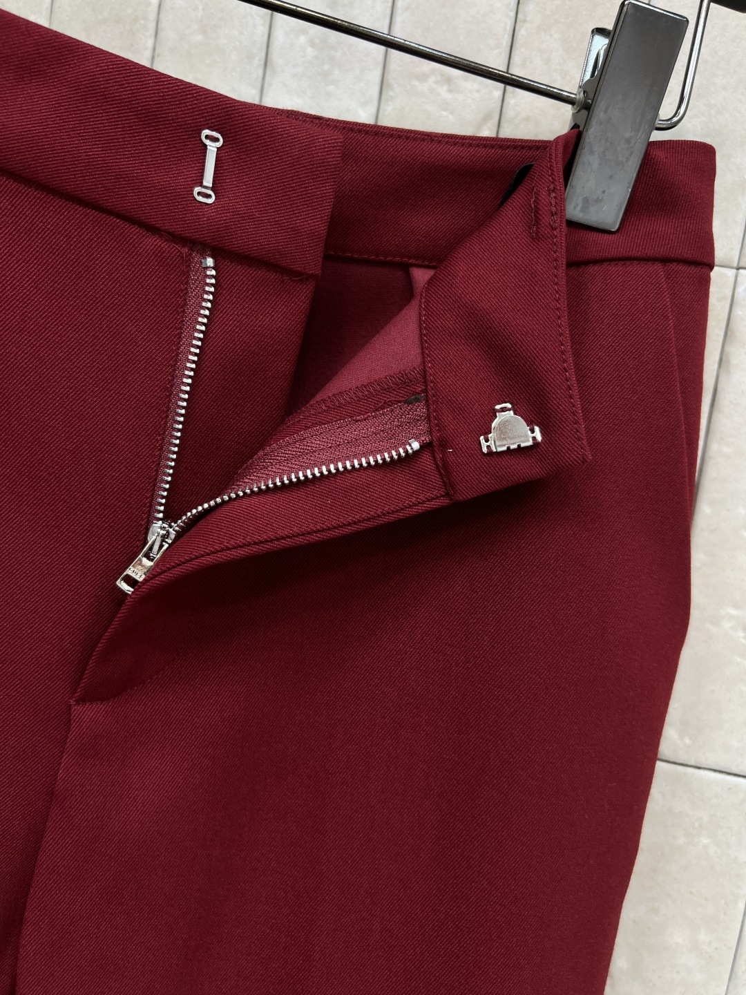 G家 25秋冬新款 复古红微喇叭西装裤 定制复古红面料 垂坠感满分 简约又高级！高腰搭扣+双后袋设计 细