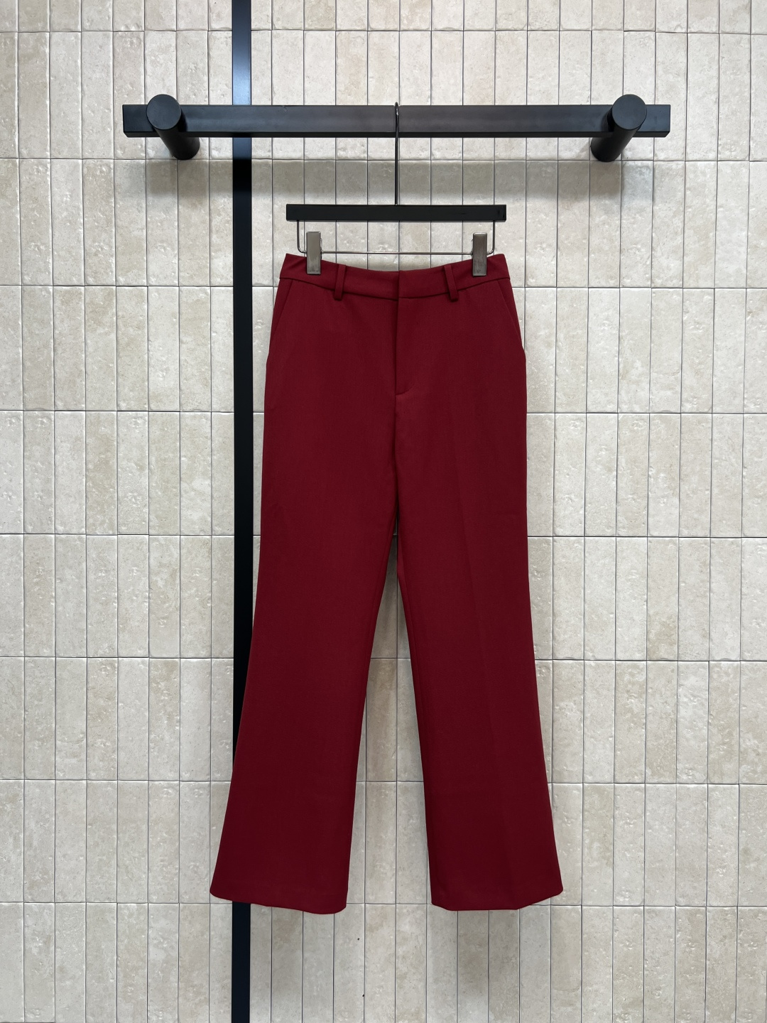 NO:565232,G Home 25 new autumn and winter style retro red micro-flare suit pants, customized retro red fabric, perfect drape, simple and high-end!  High-waisted buckle + double back pocket design, full of details, neat tailoring, slightly flared trousers to make the legs look slimmer. Paired with the same series of suit jackets, it can be easily worn in the workplace or formal occasions. It is capable and elegant, with a perfect strong woman style!  Four sizes in one color S-M-L-XL,,gucci,jackets & coats,business suit,alexander wang19860909G家 25秋冬新款 复古红微喇叭西装裤 定制复古红面料 垂坠感满分 简约又高级！高腰搭扣+双后袋设计 细节感拉满 剪裁利落 微喇叭裤型修饰腿型超显瘦 搭配同系列西装外套 职场or正式场合都能轻松驾驭 干练又优雅 妥妥女强人风！一色四码 S-M-L-XL,,gucci,jackets & coats,business suit,alexander wang,Women's clothing