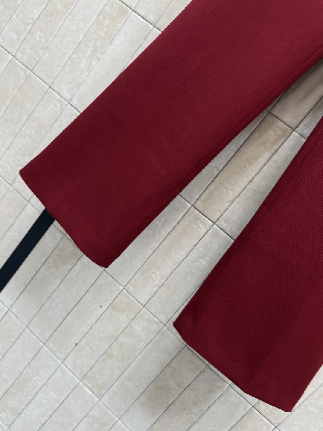 G家 25秋冬新款 复古红微喇叭西装裤 定制复古红面料 垂坠感满分 简约又高级！高腰搭扣+双后袋设计 细