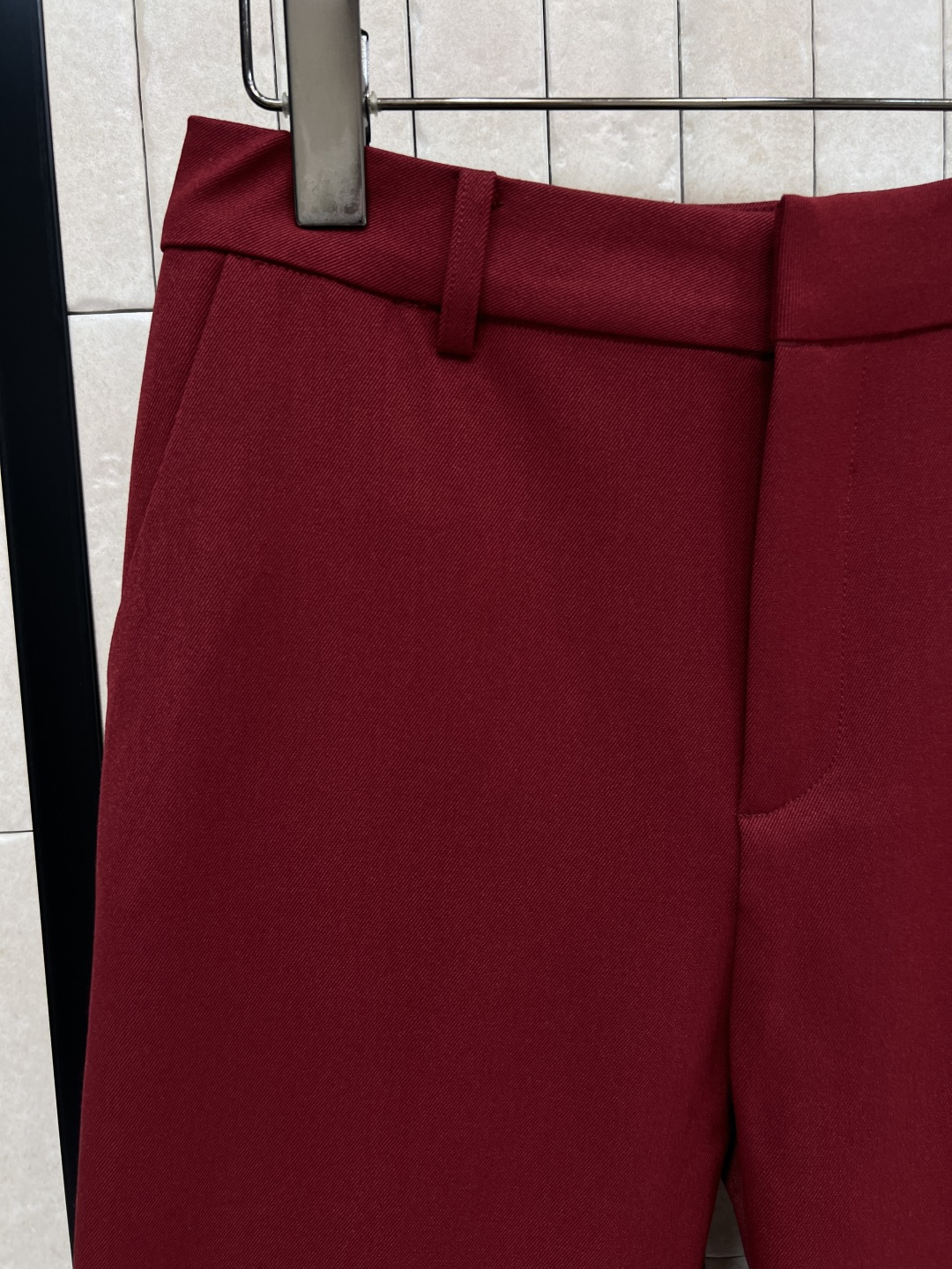 G家 25秋冬新款 复古红微喇叭西装裤 定制复古红面料 垂坠感满分 简约又高级！高腰搭扣+双后袋设计 细