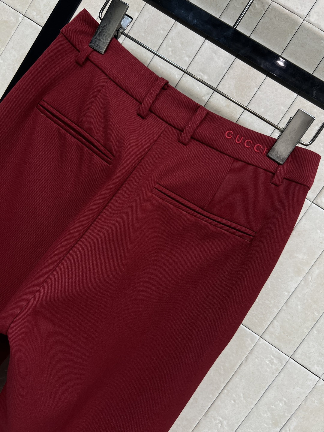 G家 25秋冬新款 复古红微喇叭西装裤 定制复古红面料 垂坠感满分 简约又高级！高腰搭扣+双后袋设计 细