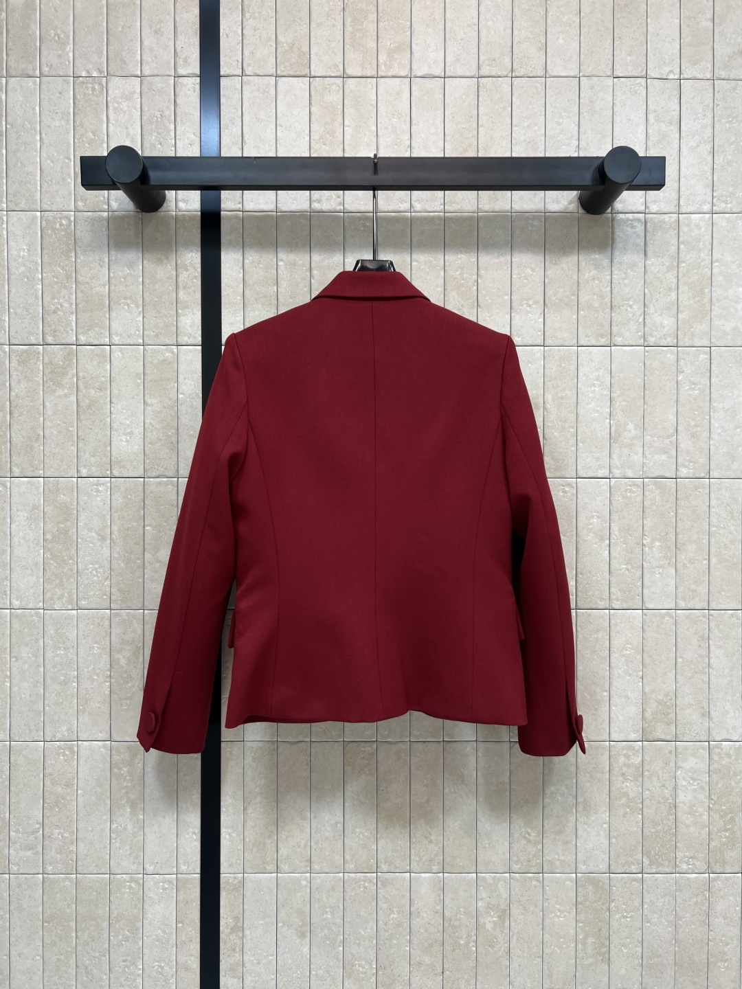 G家 25秋冬新款 复古红西装外套 定制复古红面料 质感挺括有垂坠感 穿起来超有正式感！经典翻领+三颗纽