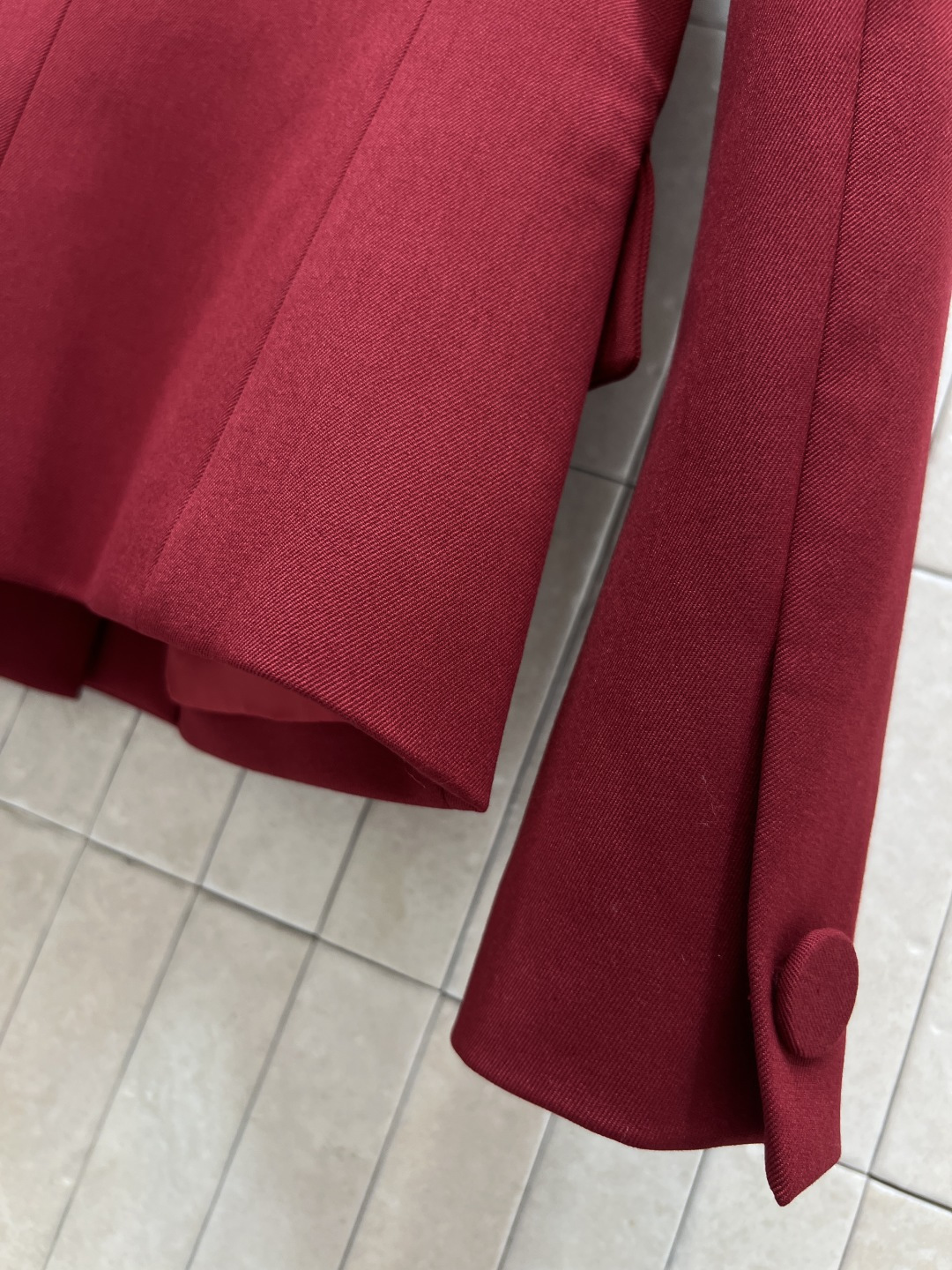 G家 25秋冬新款 复古红西装外套 定制复古红面料 质感挺括有垂坠感 穿起来超有正式感！经典翻领+三颗纽