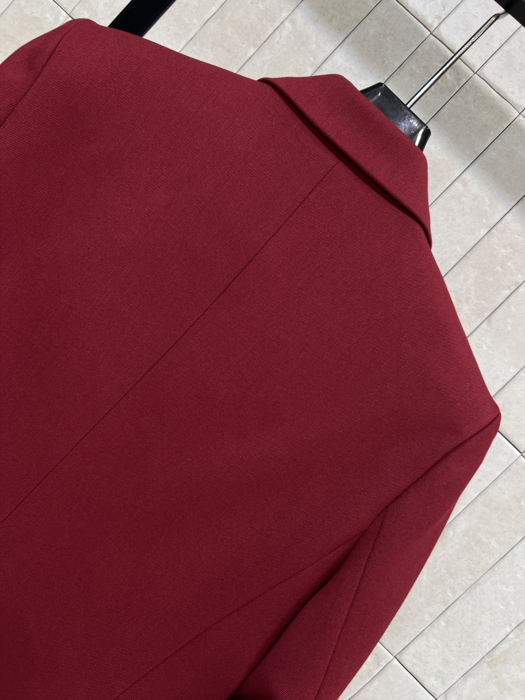 G家 25秋冬新款 复古红西装外套 定制复古红面料 质感挺括有垂坠感 穿起来超有正式感！经典翻领+三颗纽