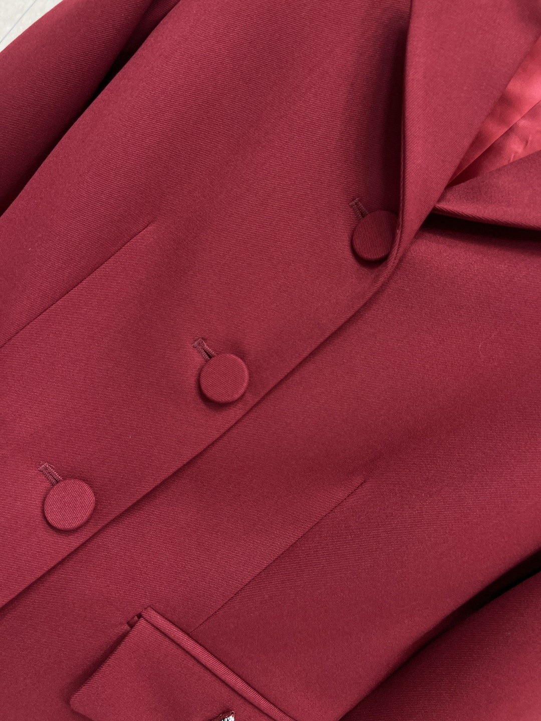 G家 25秋冬新款 复古红西装外套 定制复古红面料 质感挺括有垂坠感 穿起来超有正式感！经典翻领+三颗纽