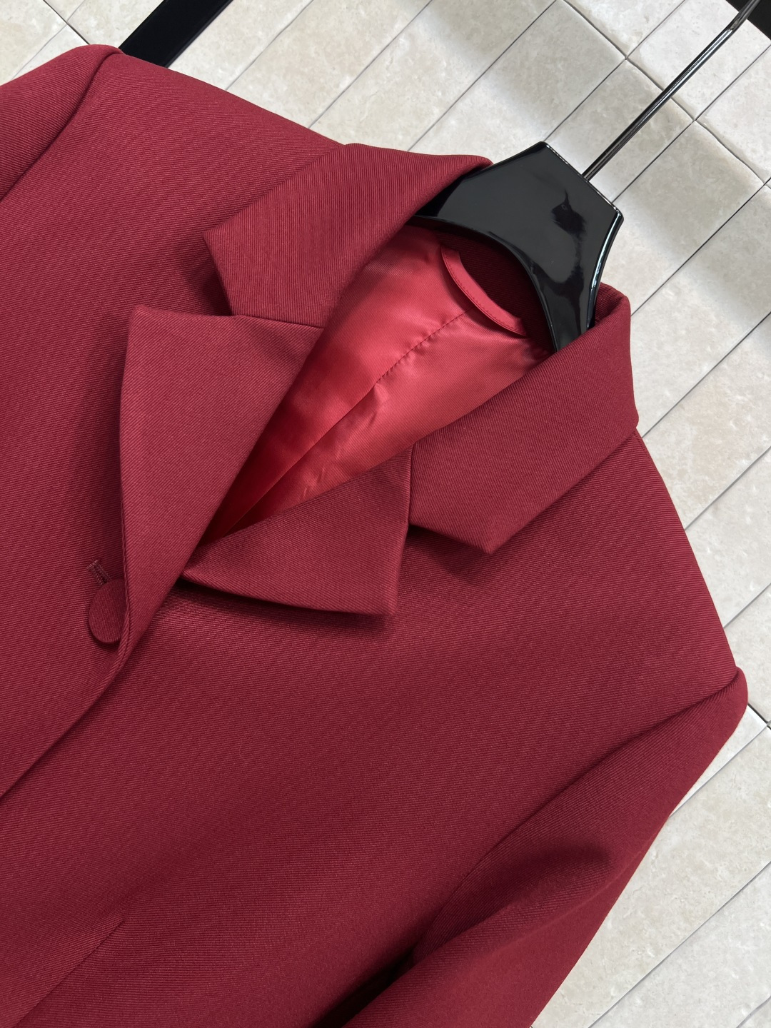 G家 25秋冬新款 复古红西装外套 定制复古红面料 质感挺括有垂坠感 穿起来超有正式感！经典翻领+三颗纽