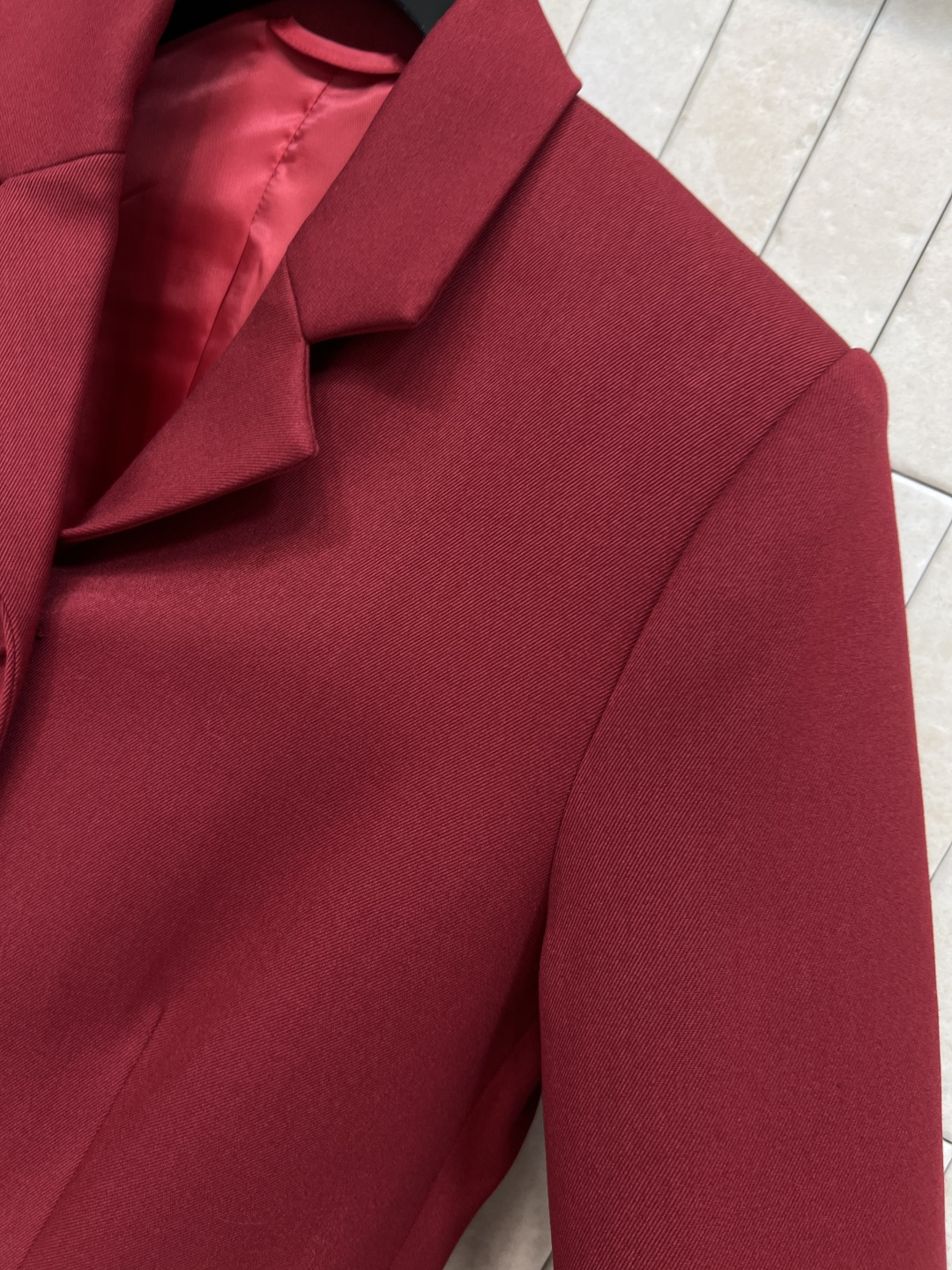 G家 25秋冬新款 复古红西装外套 定制复古红面料 质感挺括有垂坠感 穿起来超有正式感！经典翻领+三颗纽