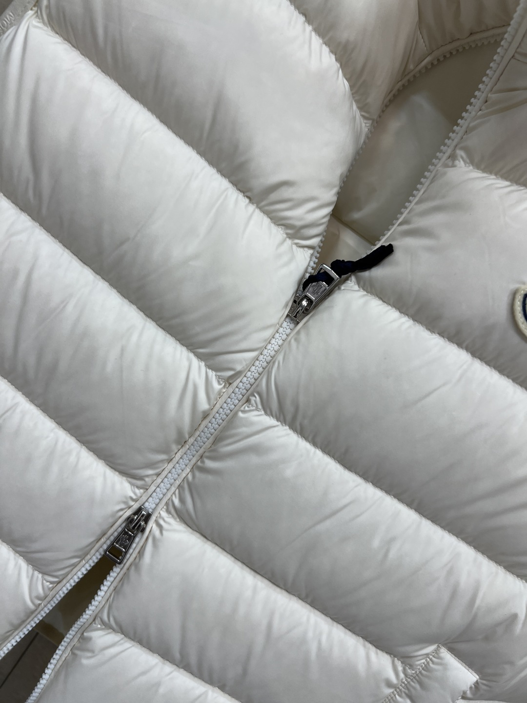 M家 25秋冬新款 立领羽绒马甲 高密锦纶面料防风防泼水 国标90鹅绒填充 保暖又轻盈 立领+双向拉链门