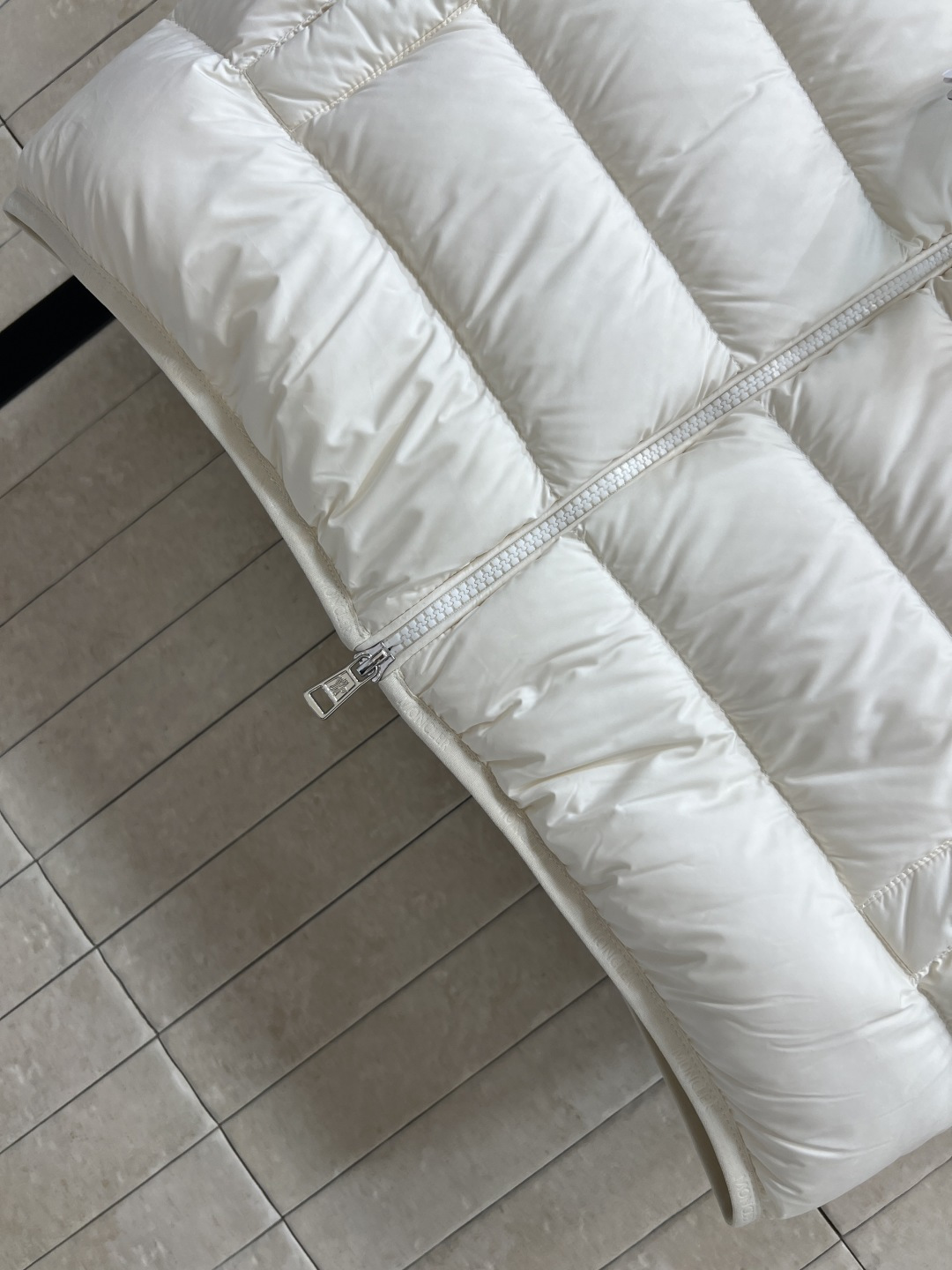 M家 25秋冬新款 立领羽绒马甲 高密锦纶面料防风防泼水 国标90鹅绒填充 保暖又轻盈 立领+双向拉链门