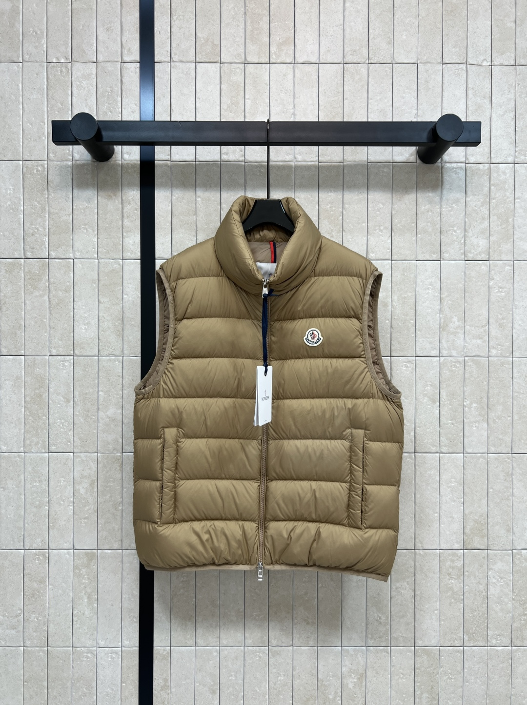 NO:565263,Comes with dust bag M Home 25 new autumn and winter model Stand-up collar down vest High-density nylon fabric is windproof and water-repellent National standard 90 goose down filling Warm and lightweight Stand-up collar + two-way zipper placket Super easy to put on and take off Hem + shoulder sleeves logo jacquard edge decoration Classic logo logo on the chest is low-key and textured Simple and versatile OK for commuting, outdoor, and travel!  Layer white T jeans or sweatshirts to easily get fashionable autumn and winter styling paint, three colors and five codes 48-50-52-54-56,,hoodie,sweatshirts,jeans,down jacket,alexander wang19860909配防尘袋M家 25秋冬新款 立领羽绒马甲 高密锦纶面料防风防泼水 国标90鹅绒填充 保暖又轻盈 立领+双向拉链门襟 穿脱超方便 下摆+肩袖logo提花包边点缀 胸前经典Logo徽标低调有质感 简约百搭 通勤、户外、旅行都OK！叠穿白T牛仔裤或卫衣 轻松get秋冬时髦造型漆 三色五码 48-50-52-54-56,,hoodie,sweatshirts,jeans,down jacket,alexander wang,Women's clothing