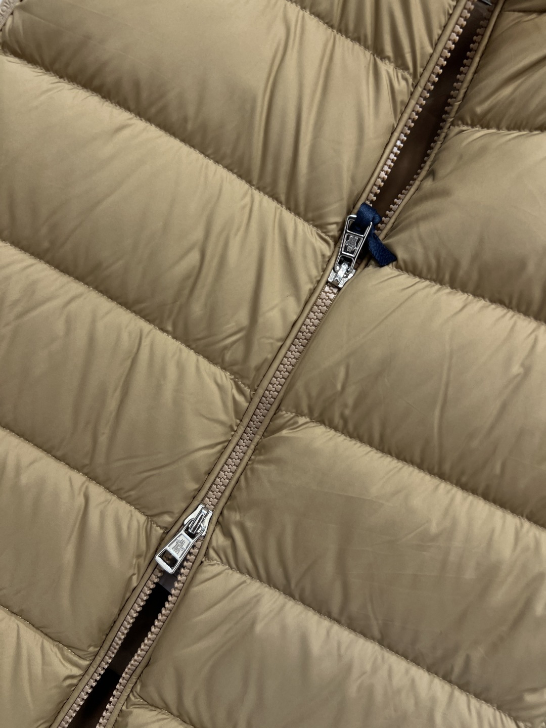 M家 25秋冬新款 立领羽绒马甲 高密锦纶面料防风防泼水 国标90鹅绒填充 保暖又轻盈 立领+双向拉链门