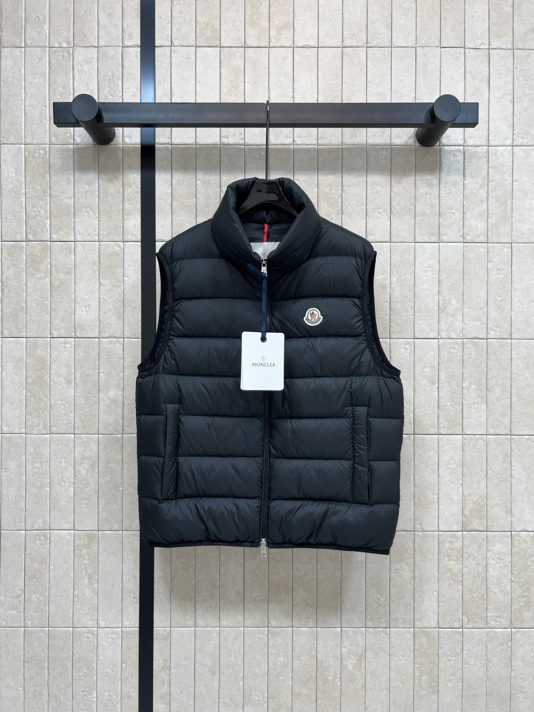 NO:565252,Comes with dust bag M Home 25 new autumn and winter model Stand-up collar down vest High-density nylon fabric is windproof and water-repellent National standard 90 goose down filling Warm and lightweight Stand-up collar + two-way zipper placket Super easy to put on and take off Hem + shoulder sleeves logo jacquard edge decoration Classic logo logo on the chest is low-key and textured Simple and versatile OK for commuting, outdoor, and travel!  Layer white T jeans or sweatshirts to easily get fashionable autumn and winter styling paint, three colors and five codes 48-50-52-54-56,,hoodie,sweatshirts,jeans,down jacket,alexander wang19860909配防尘袋M家 25秋冬新款 立领羽绒马甲 高密锦纶面料防风防泼水 国标90鹅绒填充 保暖又轻盈 立领+双向拉链门襟 穿脱超方便 下摆+肩袖logo提花包边点缀 胸前经典Logo徽标低调有质感 简约百搭 通勤、户外、旅行都OK！叠穿白T牛仔裤或卫衣 轻松get秋冬时髦造型漆 三色五码 48-50-52-54-56,,hoodie,sweatshirts,jeans,down jacket,alexander wang,Women's clothing