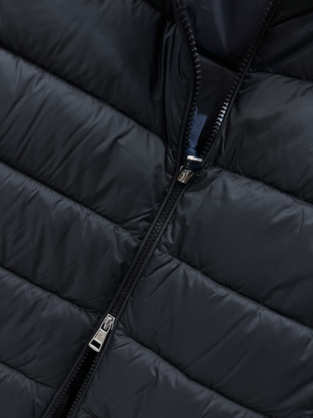 M家 25秋冬新款 立领羽绒马甲 高密锦纶面料防风防泼水 国标90鹅绒填充 保暖又轻盈 立领+双向拉链门