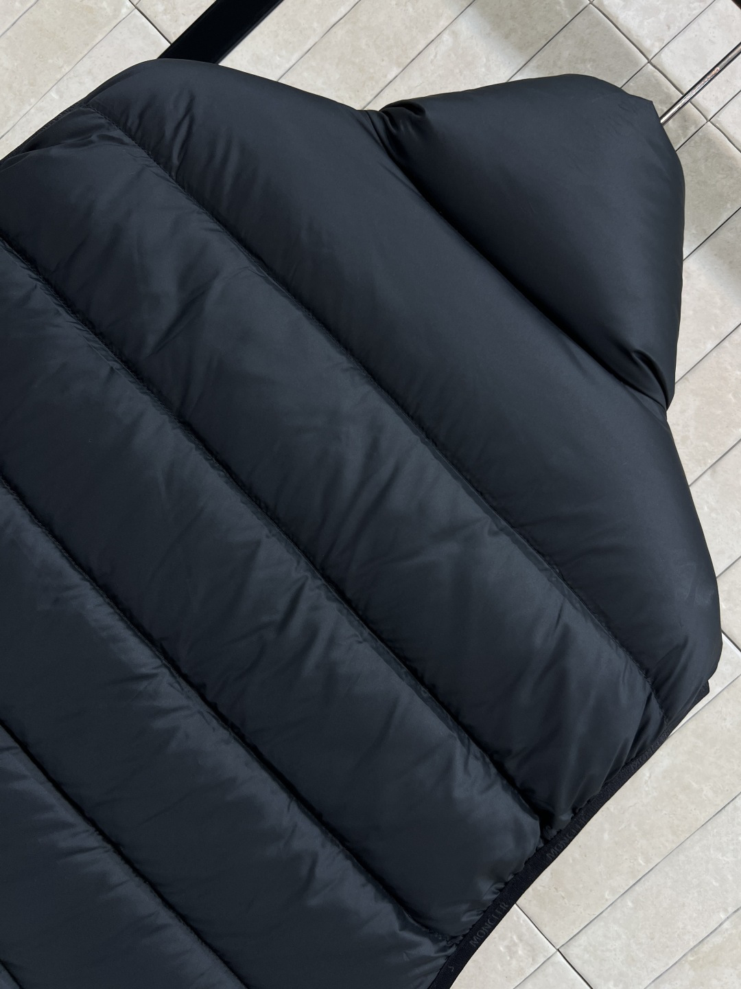 M家 25秋冬新款 立领羽绒马甲 高密锦纶面料防风防泼水 国标90鹅绒填充 保暖又轻盈 立领+双向拉链门