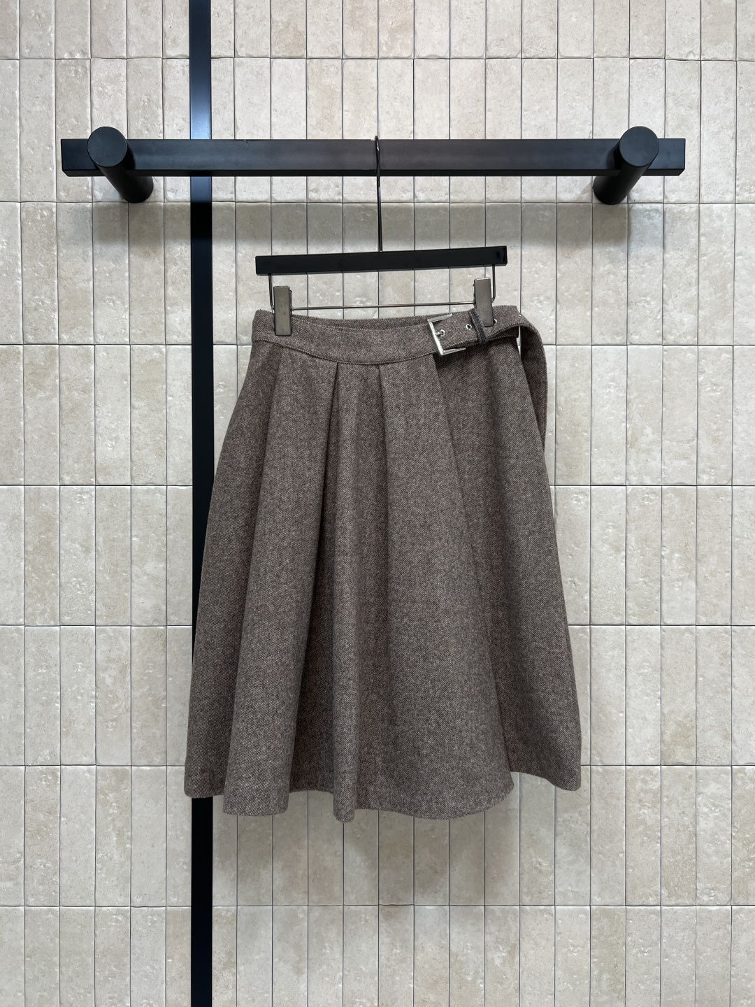 NO:565272,BC's 25 new autumn and winter style woolen one-piece pleated skirt. High-waisted A-line version. Suitable for various heights. The fabric is soft and moderately thick. Suitable for autumn and winter. The pleated design gives a full sense of layering. Paired with a belt, it shows a more capable temperament. The gray tone is versatile. Paired with shirts from the same series. The jacket is great. It can be easily worn in daily commuting. Paired with short boots or leather shoes, it directly adds to the atmosphere ~ Four sizes in one color Size/S-M-L-  XL,,chanel,boots,skirts,jackets & coats,shirts,alexander wang19860909BC家 25秋冬新款 毛呢一片式压褶半裙 高腰A字版型 适合多种身高 面料柔软厚度适中 秋冬穿超合适 压褶设计让层次感满满 搭配腰带更显干练气质 灰色调百搭 配同系列衬衫 外套很出彩 通勤日常都能轻松驾驭 搭配短靴或皮鞋 氛围感直接拉满~一色四码Size/S-M-L- XL,,chanel,boots,skirts,jackets & coats,shirts,alexander wang,Women's clothing